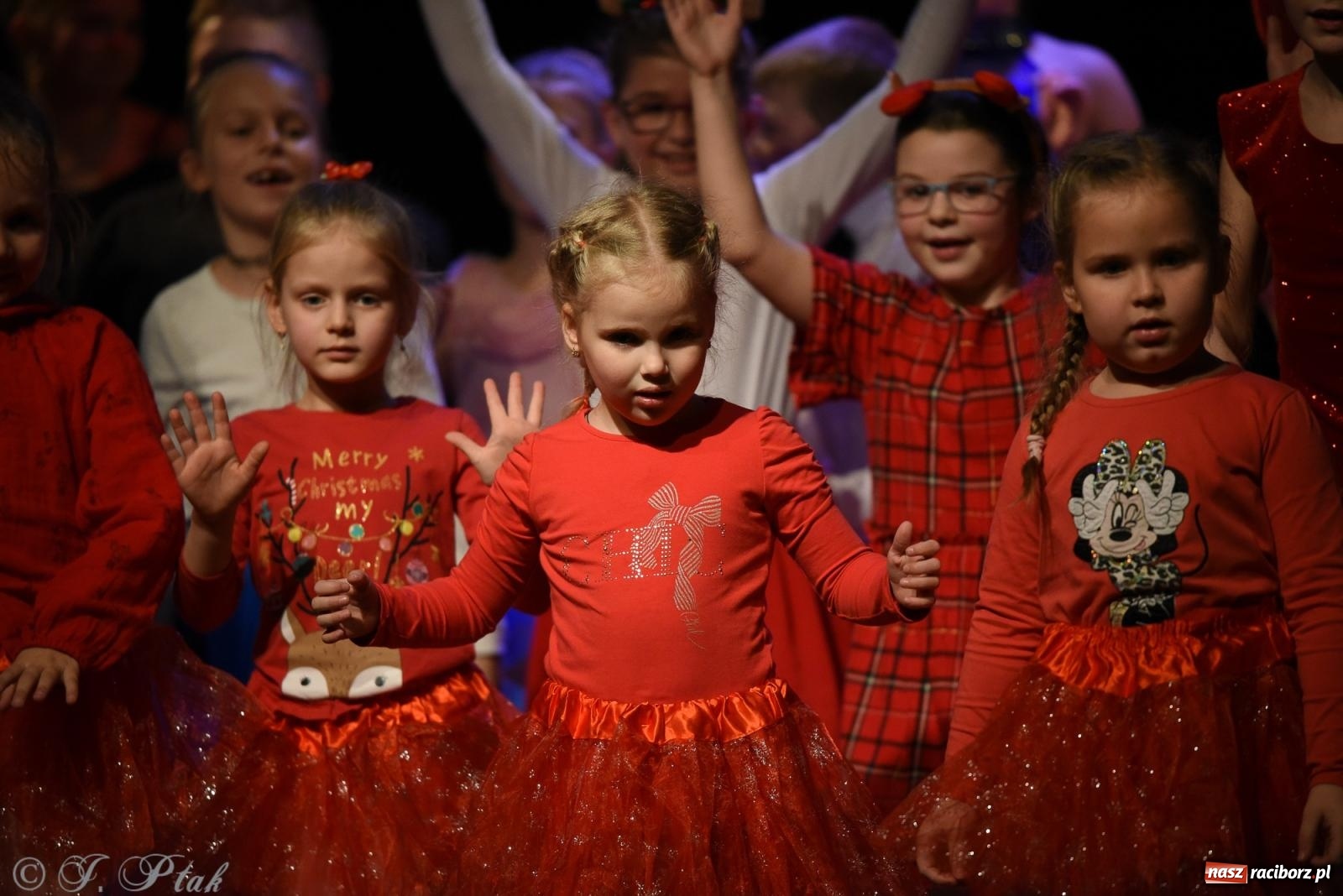Zdjęcie w galerii na portalu naszraciborz.pl: Mikołajkowe pokazy taneczne w MDK [FOTO i WIDEO] wiadomości z regionu
