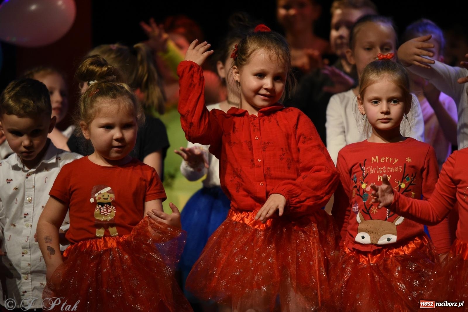 Zdjęcie w galerii na portalu naszraciborz.pl: Mikołajkowe pokazy taneczne w MDK [FOTO i WIDEO] wiadomości z regionu