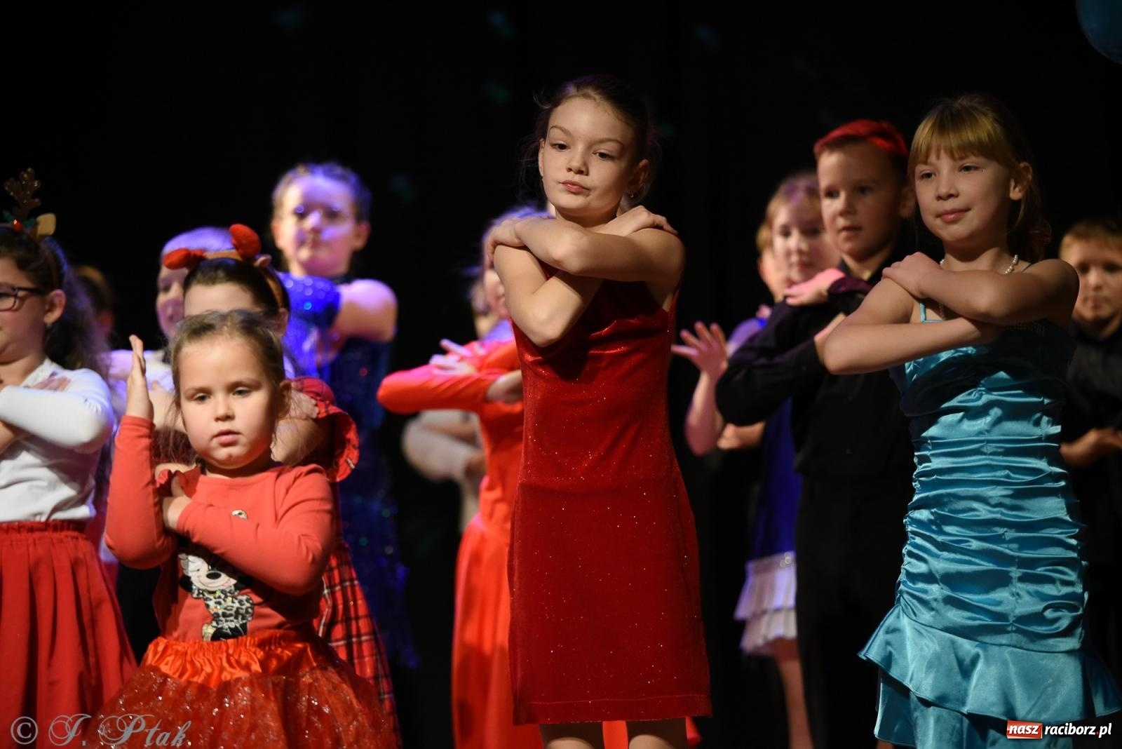 Zdjęcie w galerii na portalu naszraciborz.pl: Mikołajkowe pokazy taneczne w MDK [FOTO i WIDEO] wiadomości z regionu