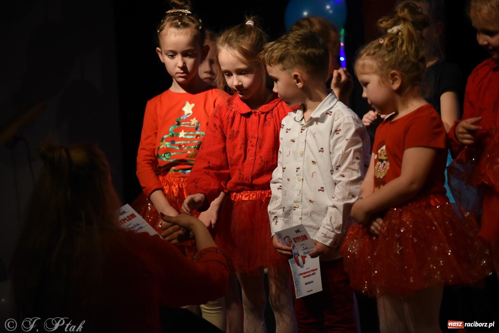 Zdjęcie w galerii na portalu naszraciborz.pl: Mikołajkowe pokazy taneczne w MDK [FOTO i WIDEO] wiadomości z regionu