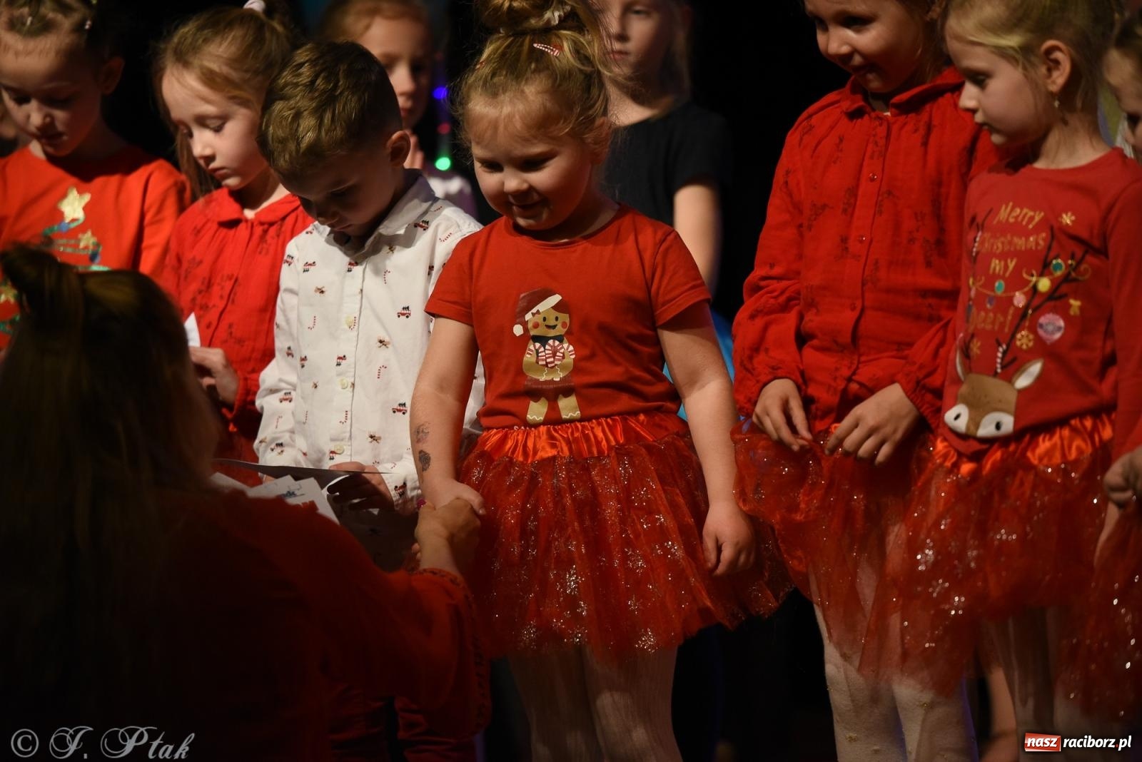 Zdjęcie w galerii na portalu naszraciborz.pl: Mikołajkowe pokazy taneczne w MDK [FOTO i WIDEO] wiadomości z regionu