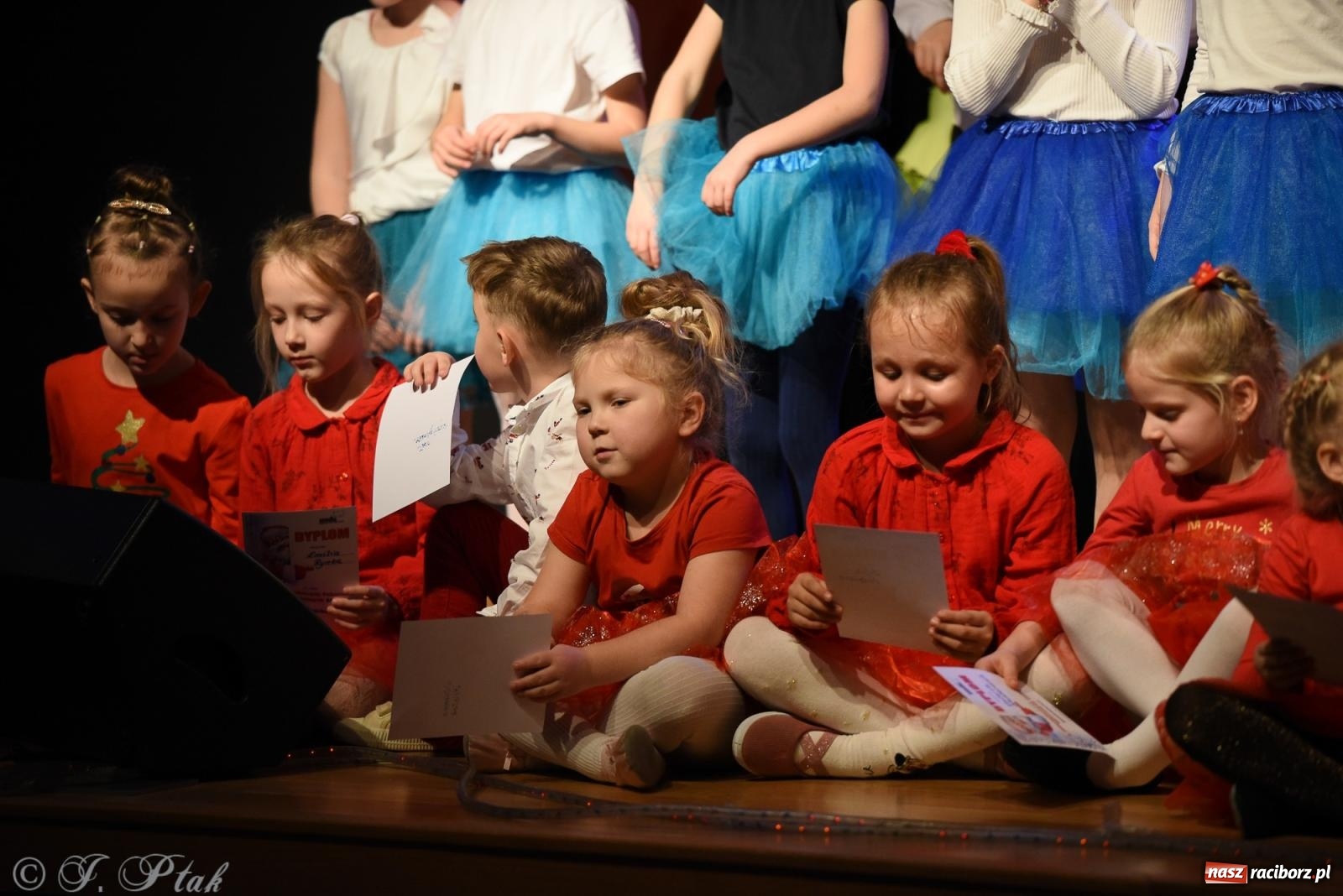 Zdjęcie w galerii na portalu naszraciborz.pl: Mikołajkowe pokazy taneczne w MDK [FOTO i WIDEO] wiadomości z regionu