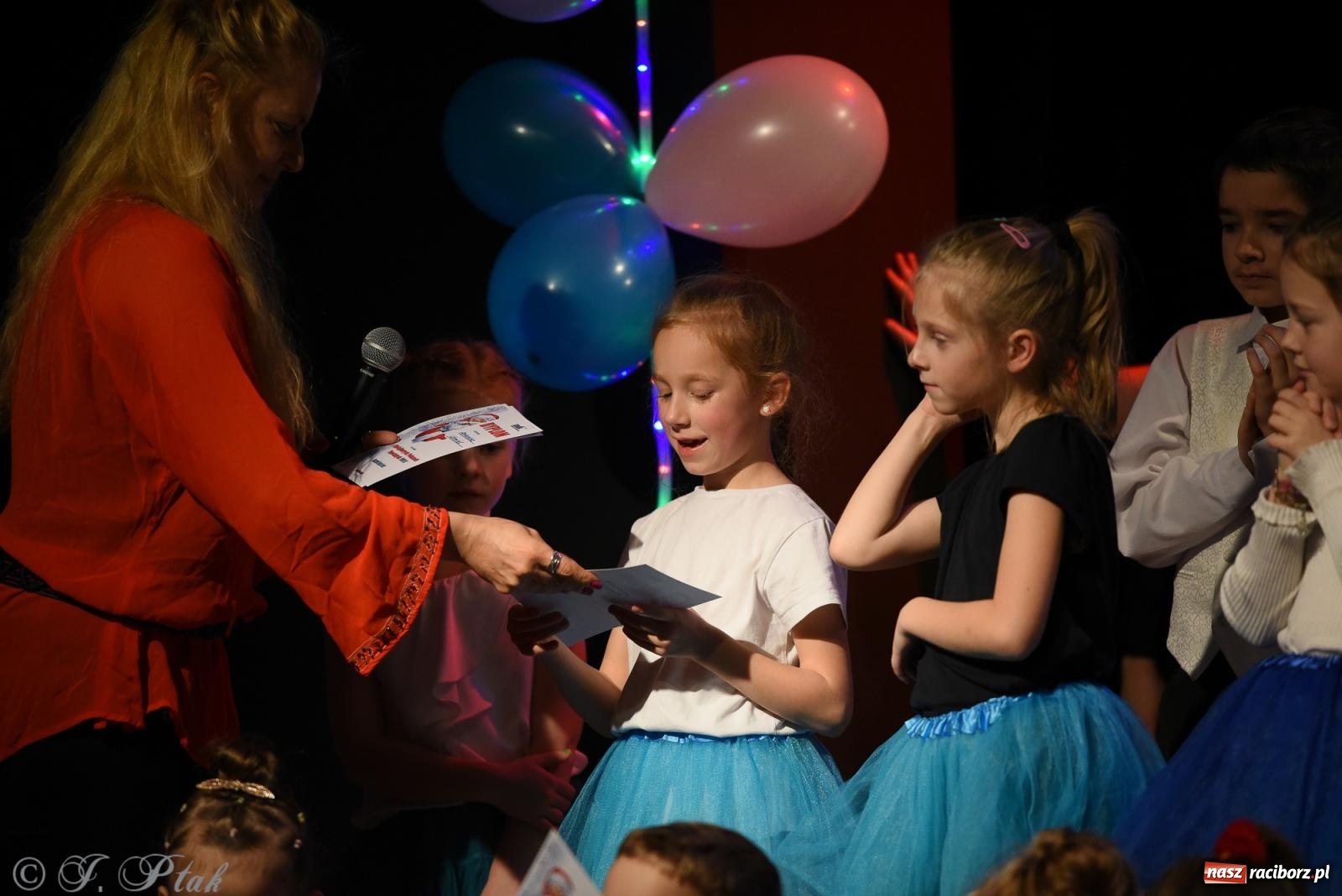 Zdjęcie w galerii na portalu naszraciborz.pl: Mikołajkowe pokazy taneczne w MDK [FOTO i WIDEO] wiadomości z regionu