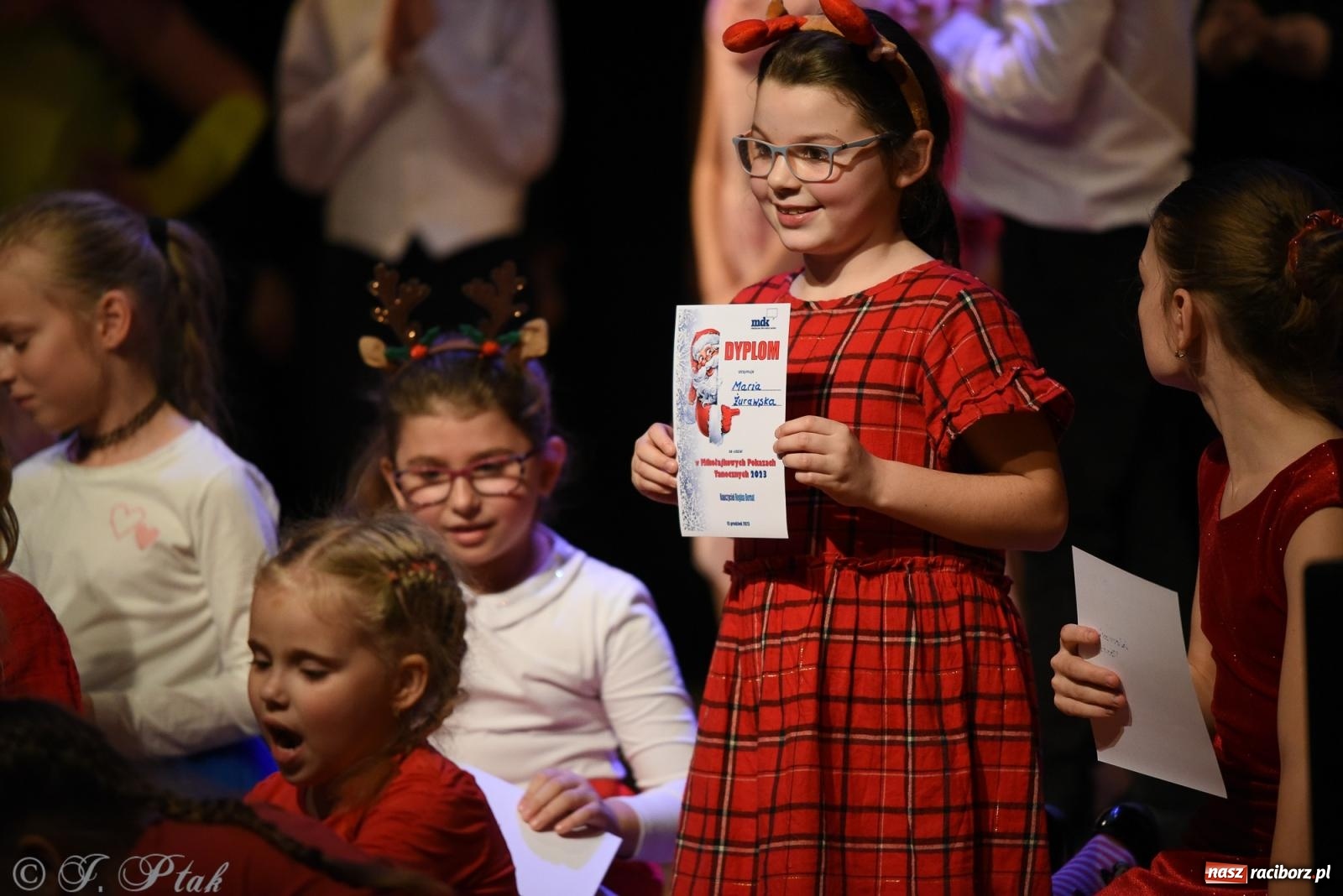 Zdjęcie w galerii na portalu naszraciborz.pl: Mikołajkowe pokazy taneczne w MDK [FOTO i WIDEO] wiadomości z regionu