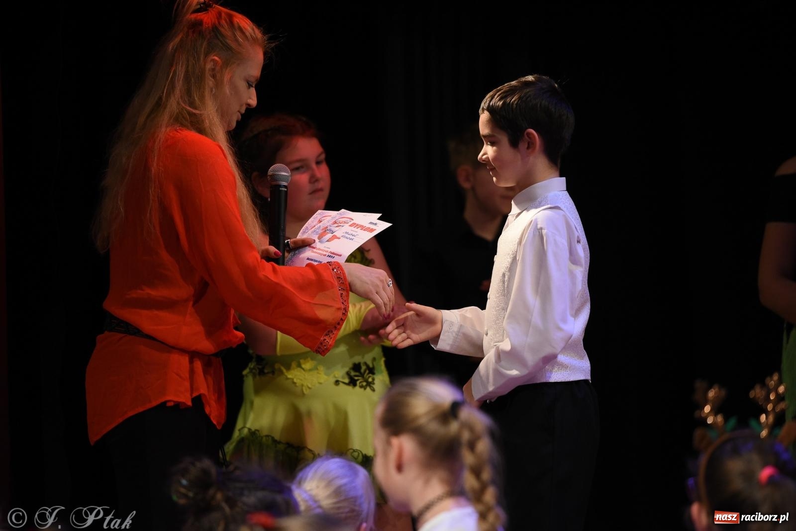 Zdjęcie w galerii na portalu naszraciborz.pl: Mikołajkowe pokazy taneczne w MDK [FOTO i WIDEO] wiadomości z regionu