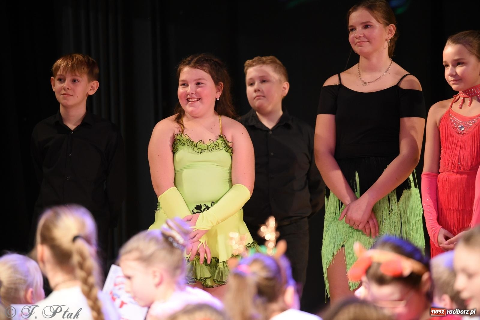Zdjęcie w galerii na portalu naszraciborz.pl: Mikołajkowe pokazy taneczne w MDK [FOTO i WIDEO] wiadomości z regionu
