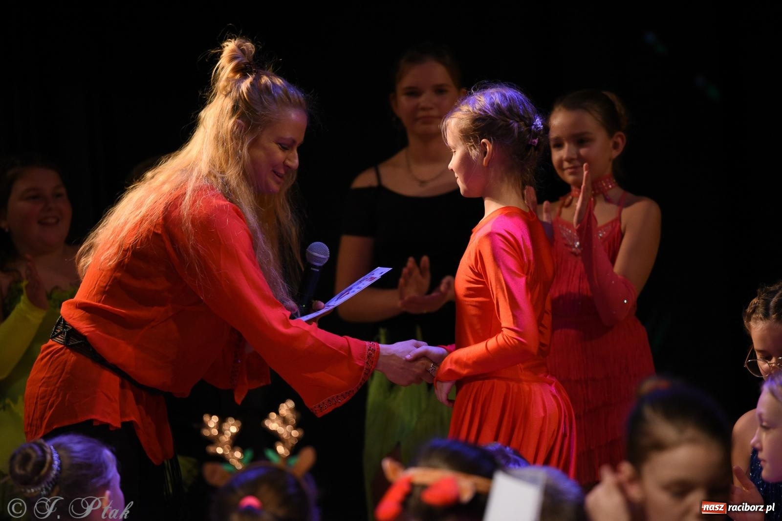 Zdjęcie w galerii na portalu naszraciborz.pl: Mikołajkowe pokazy taneczne w MDK [FOTO i WIDEO] wiadomości z regionu