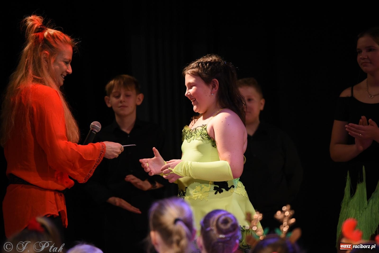 Zdjęcie w galerii na portalu naszraciborz.pl: Mikołajkowe pokazy taneczne w MDK [FOTO i WIDEO] wiadomości z regionu