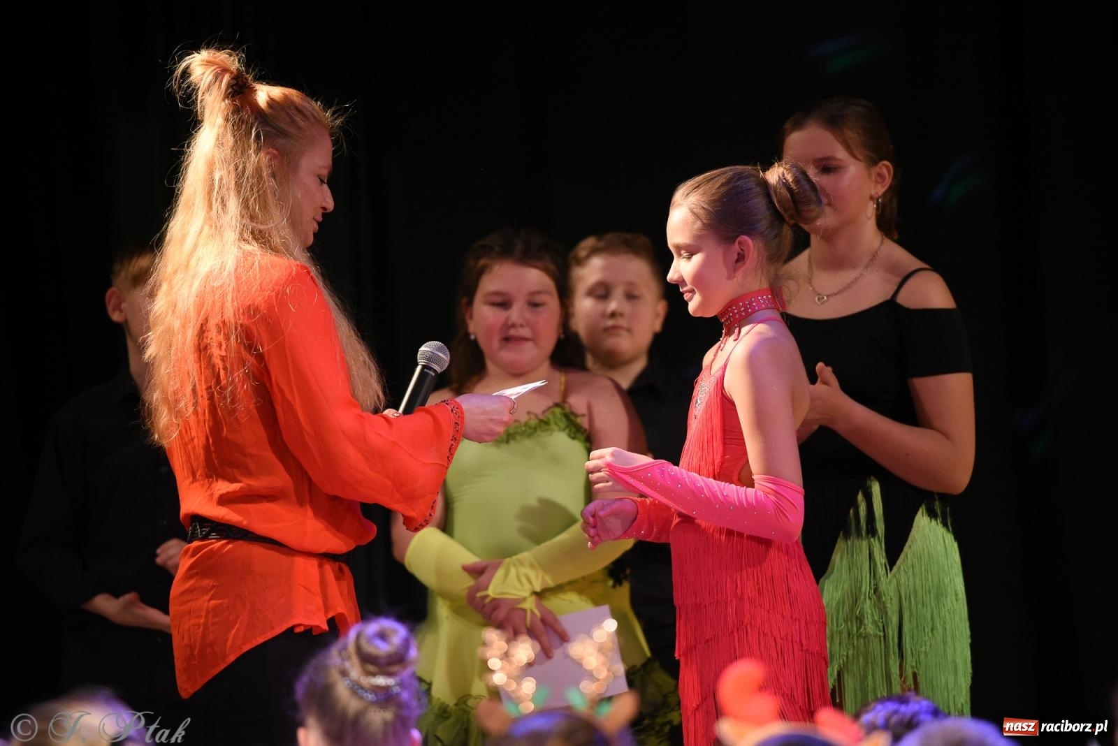 Zdjęcie w galerii na portalu naszraciborz.pl: Mikołajkowe pokazy taneczne w MDK [FOTO i WIDEO] wiadomości z regionu