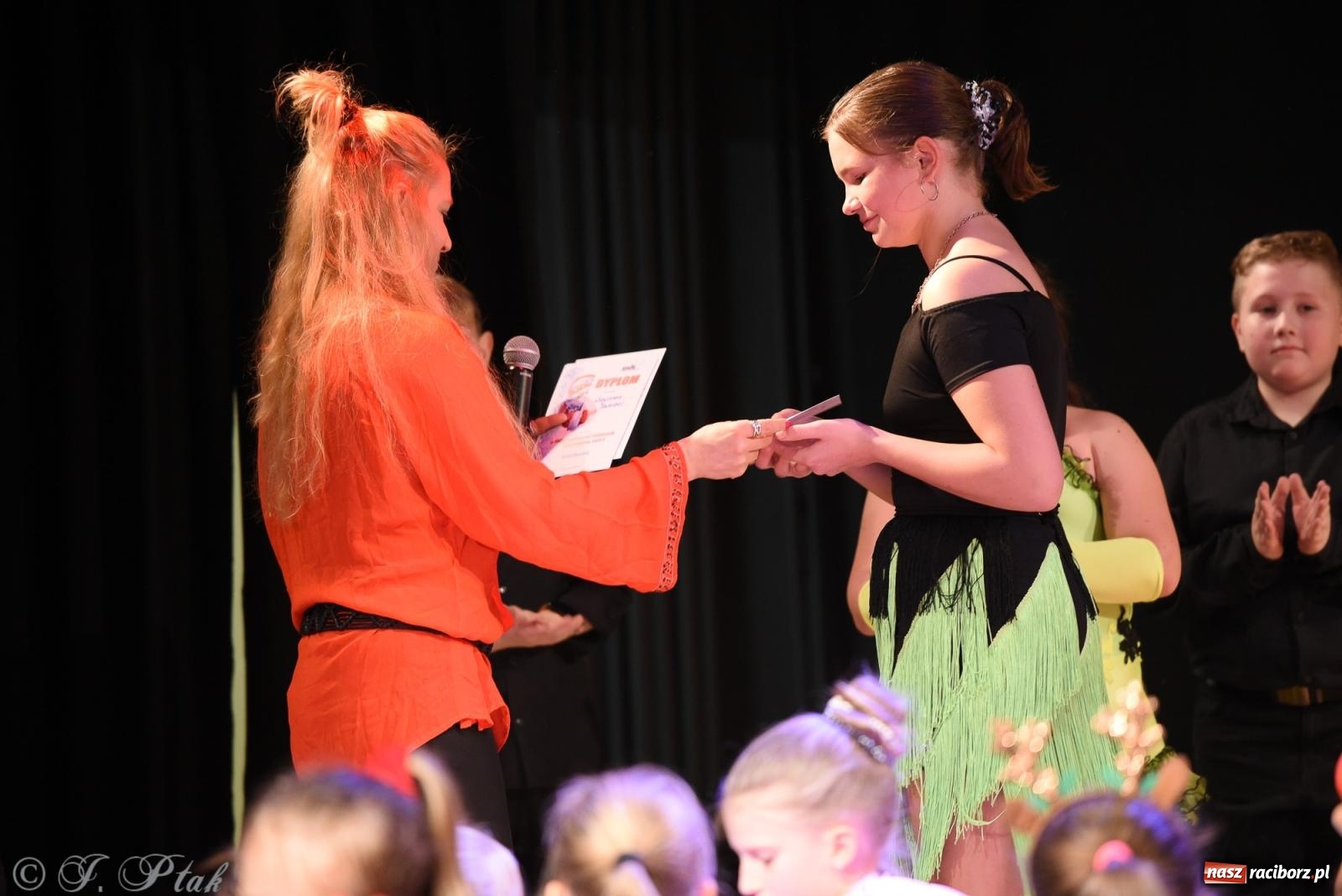 Zdjęcie w galerii na portalu naszraciborz.pl: Mikołajkowe pokazy taneczne w MDK [FOTO i WIDEO] wiadomości z regionu