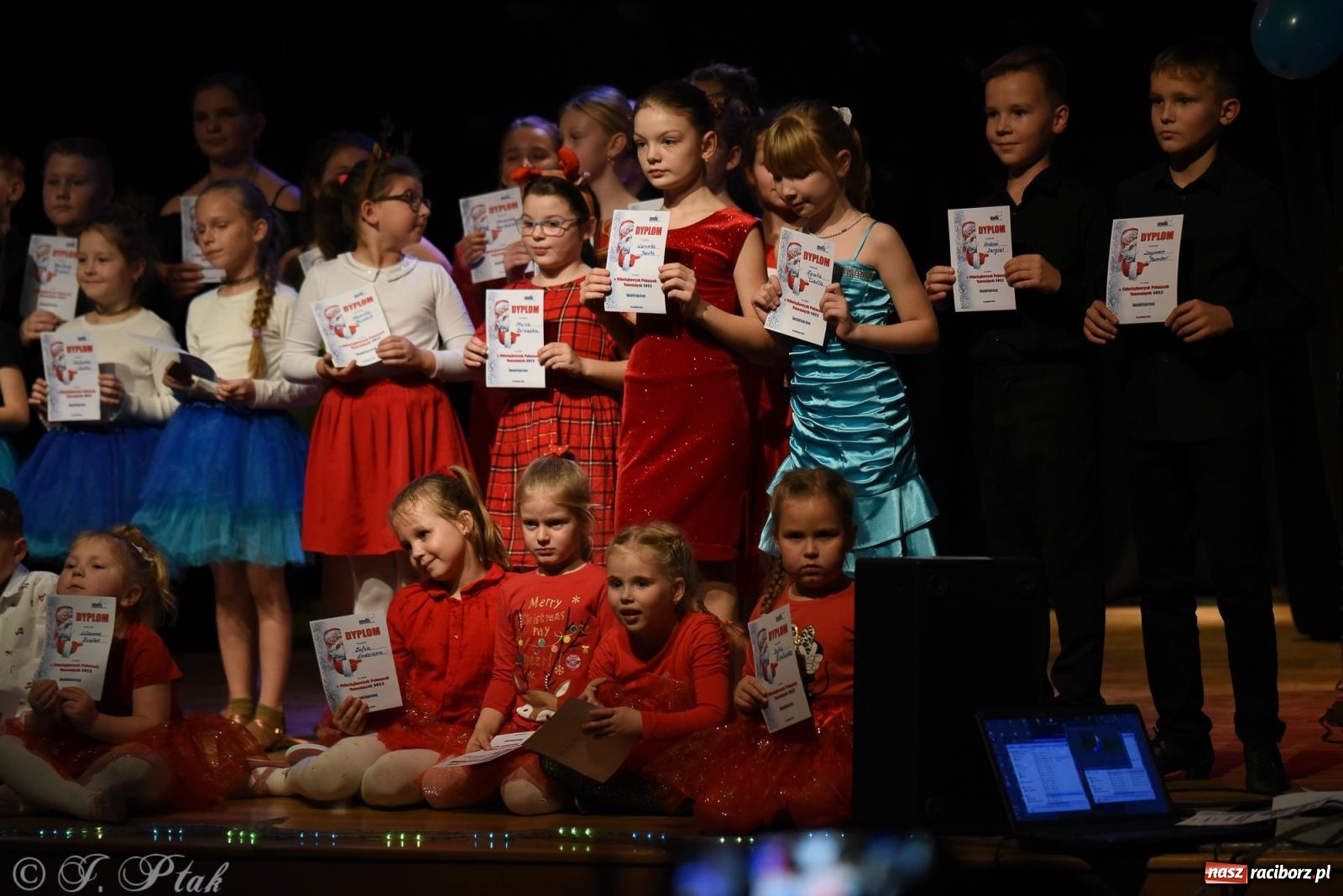 Zdjęcie w galerii na portalu naszraciborz.pl: Mikołajkowe pokazy taneczne w MDK [FOTO i WIDEO] wiadomości z regionu