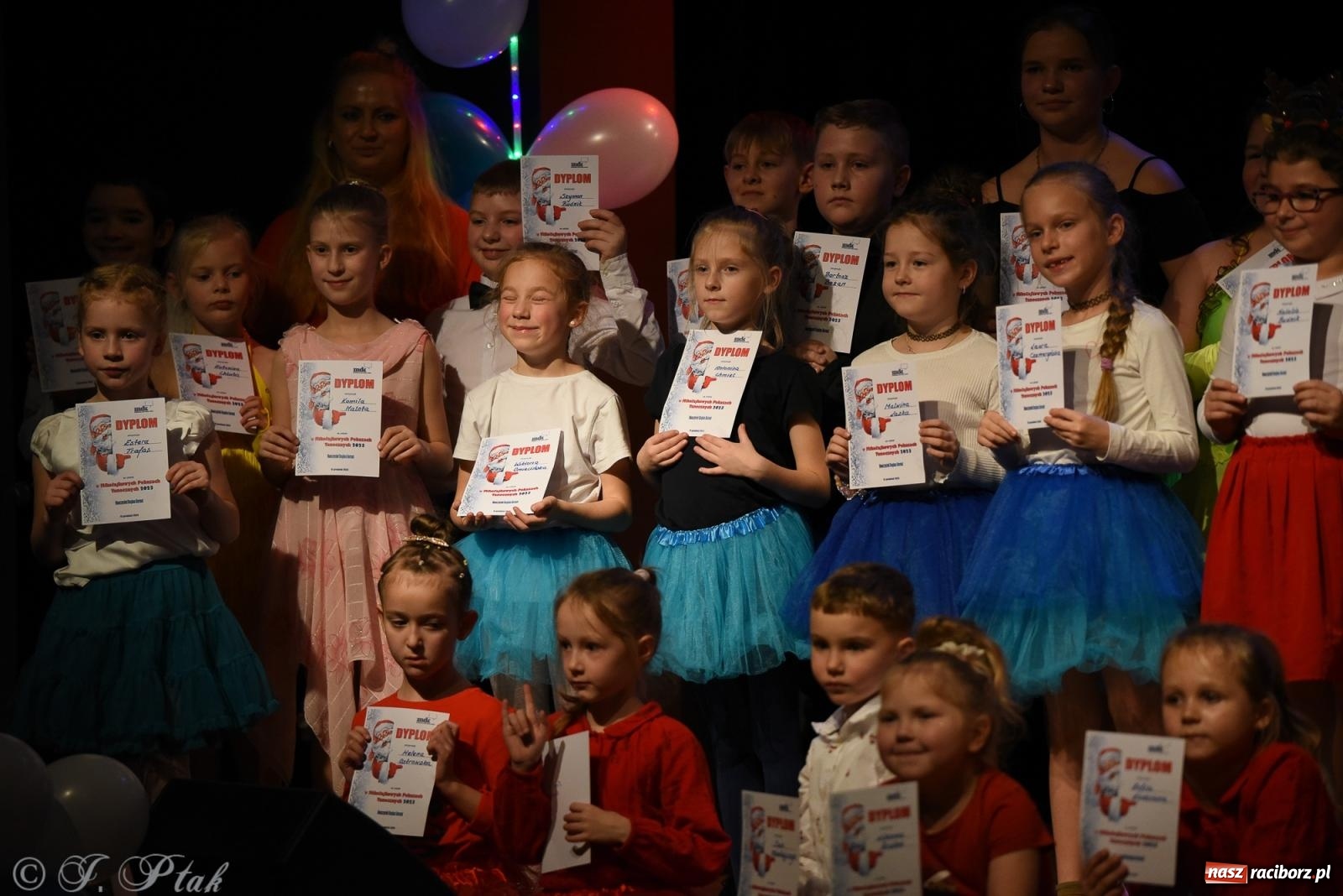 Zdjęcie w galerii na portalu naszraciborz.pl: Mikołajkowe pokazy taneczne w MDK [FOTO i WIDEO] wiadomości z regionu