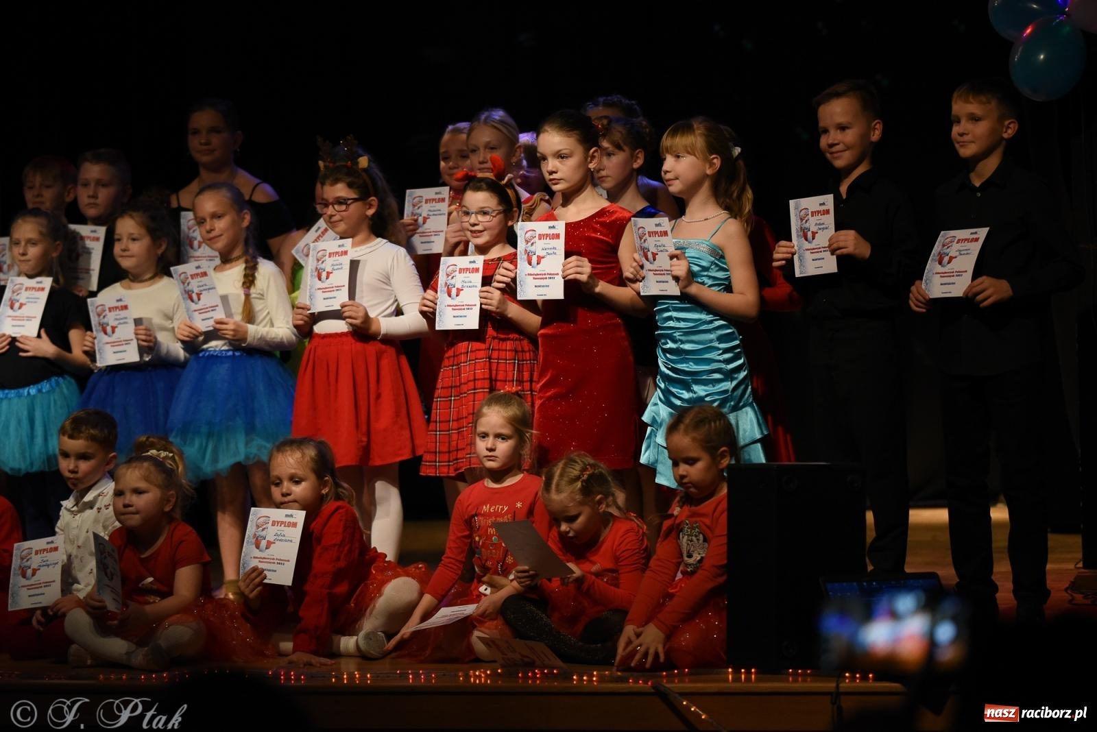 Zdjęcie w galerii na portalu naszraciborz.pl: Mikołajkowe pokazy taneczne w MDK [FOTO i WIDEO] wiadomości z regionu