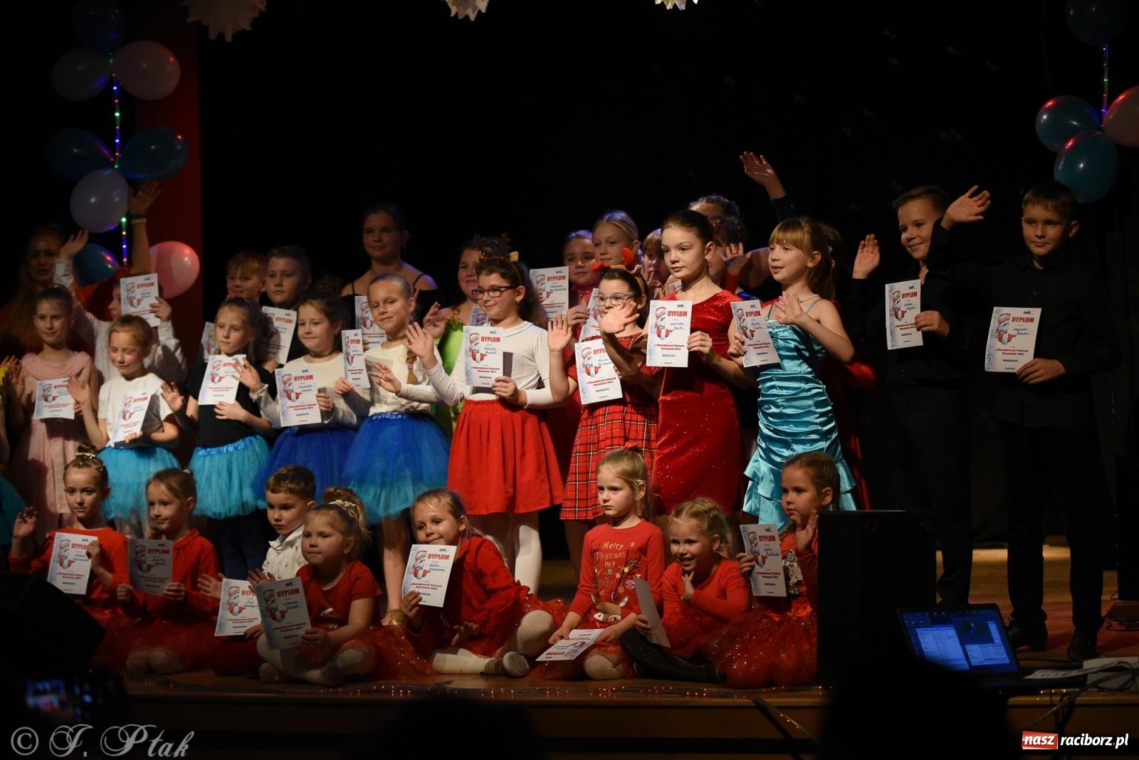 Zdjęcie w galerii na portalu naszraciborz.pl: Mikołajkowe pokazy taneczne w MDK [FOTO i WIDEO] wiadomości z regionu