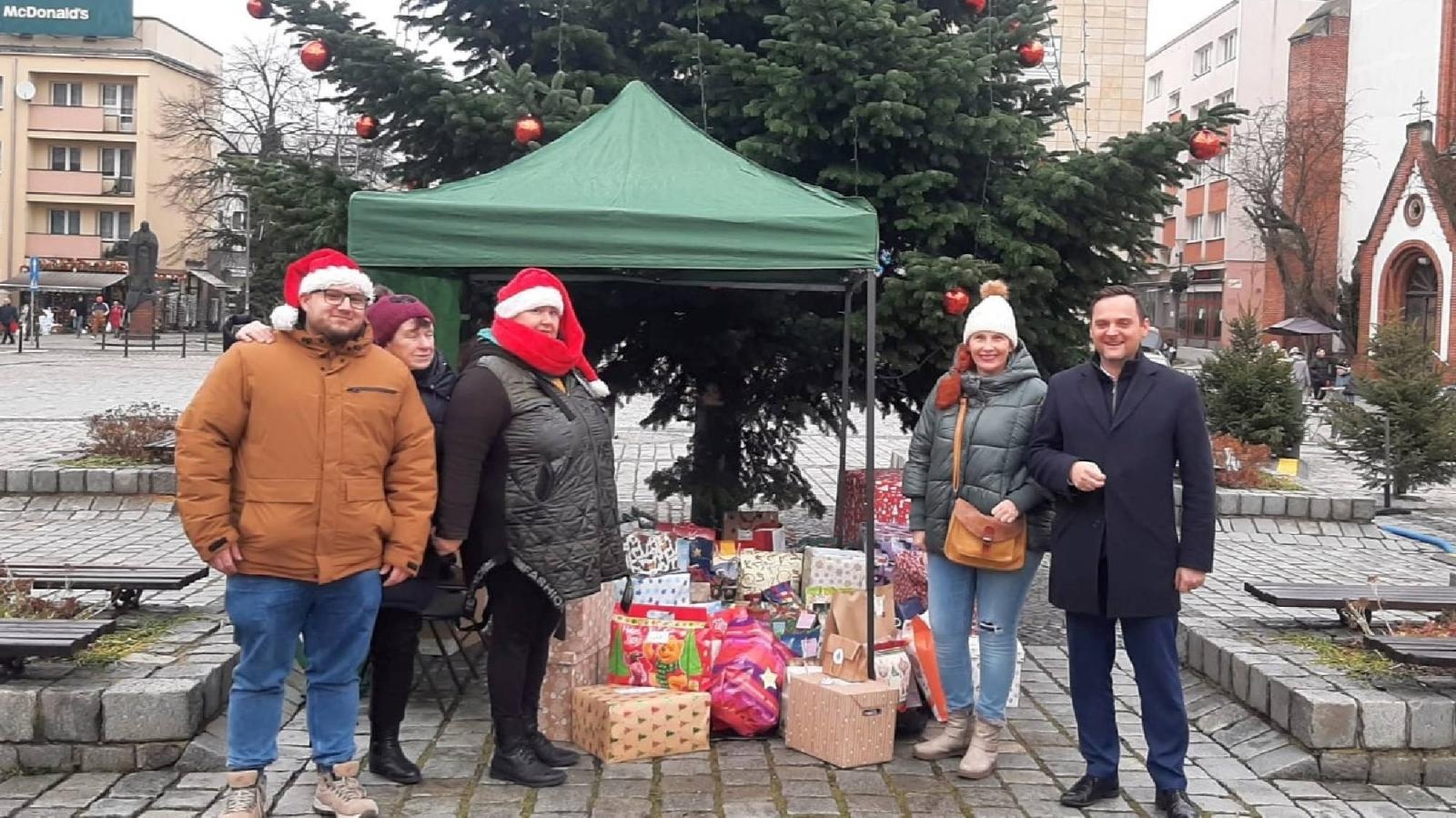 Zdjęcie w galerii na portalu naszraciborz.pl: Podaj prezent. Ponad dwieście paczek w Raciborzu wiadomości z regionu