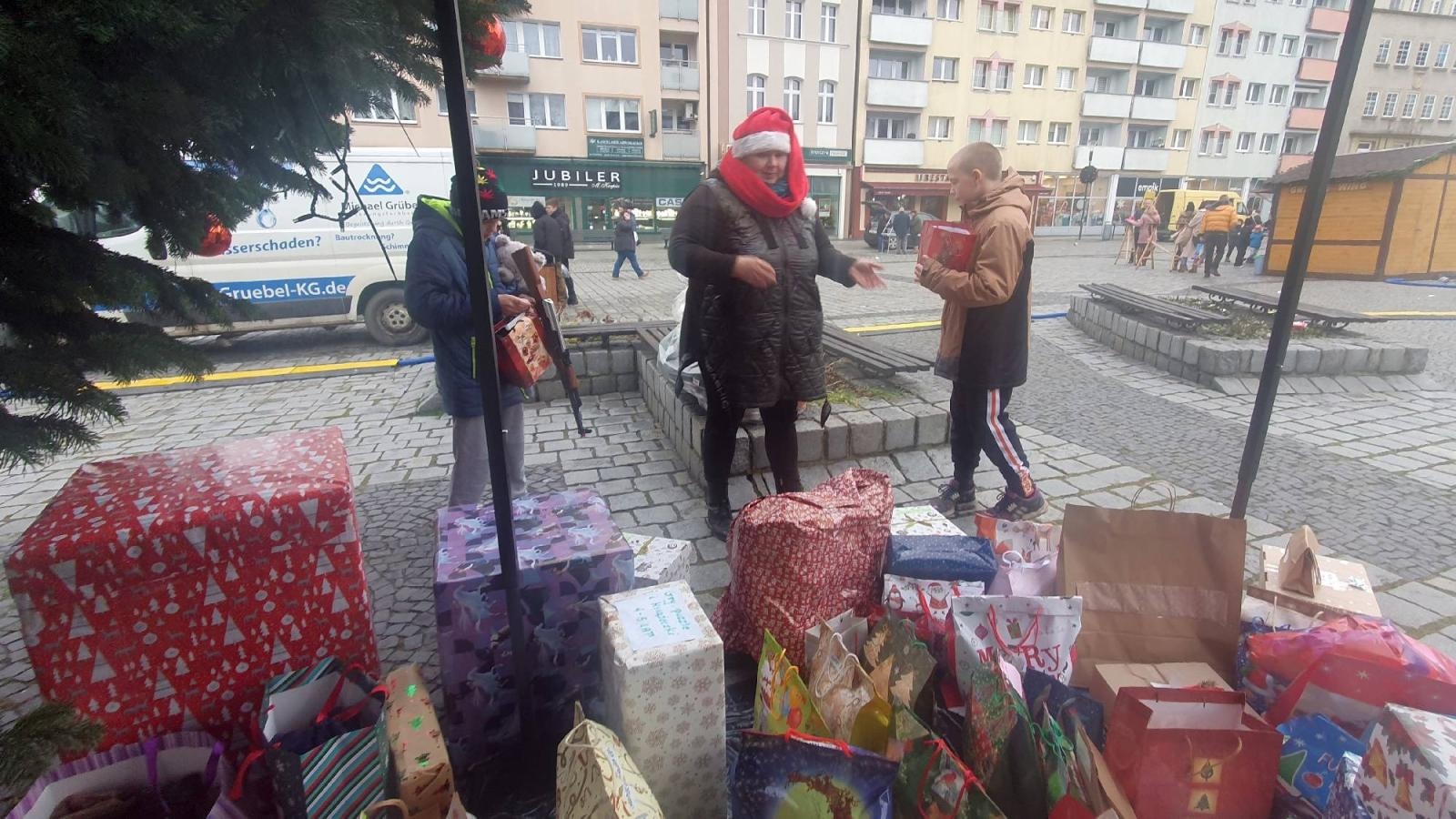 Zdjęcie w galerii na portalu naszraciborz.pl: Podaj prezent. Ponad dwieście paczek w Raciborzu wiadomości z regionu
