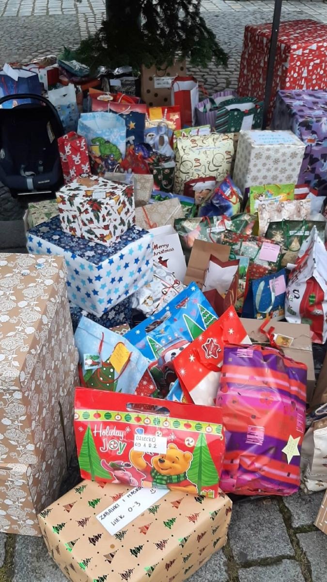 Zdjęcie w galerii na portalu naszraciborz.pl: Podaj prezent. Ponad dwieście paczek w Raciborzu wiadomości z regionu