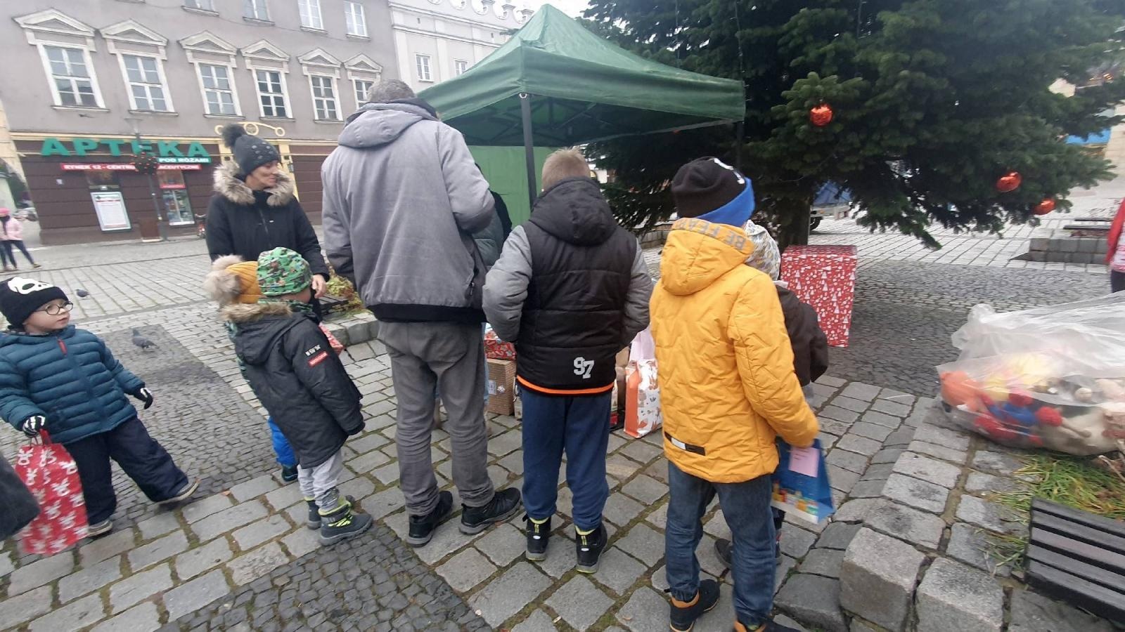 Zdjęcie w galerii na portalu naszraciborz.pl: Podaj prezent. Ponad dwieście paczek w Raciborzu wiadomości z regionu