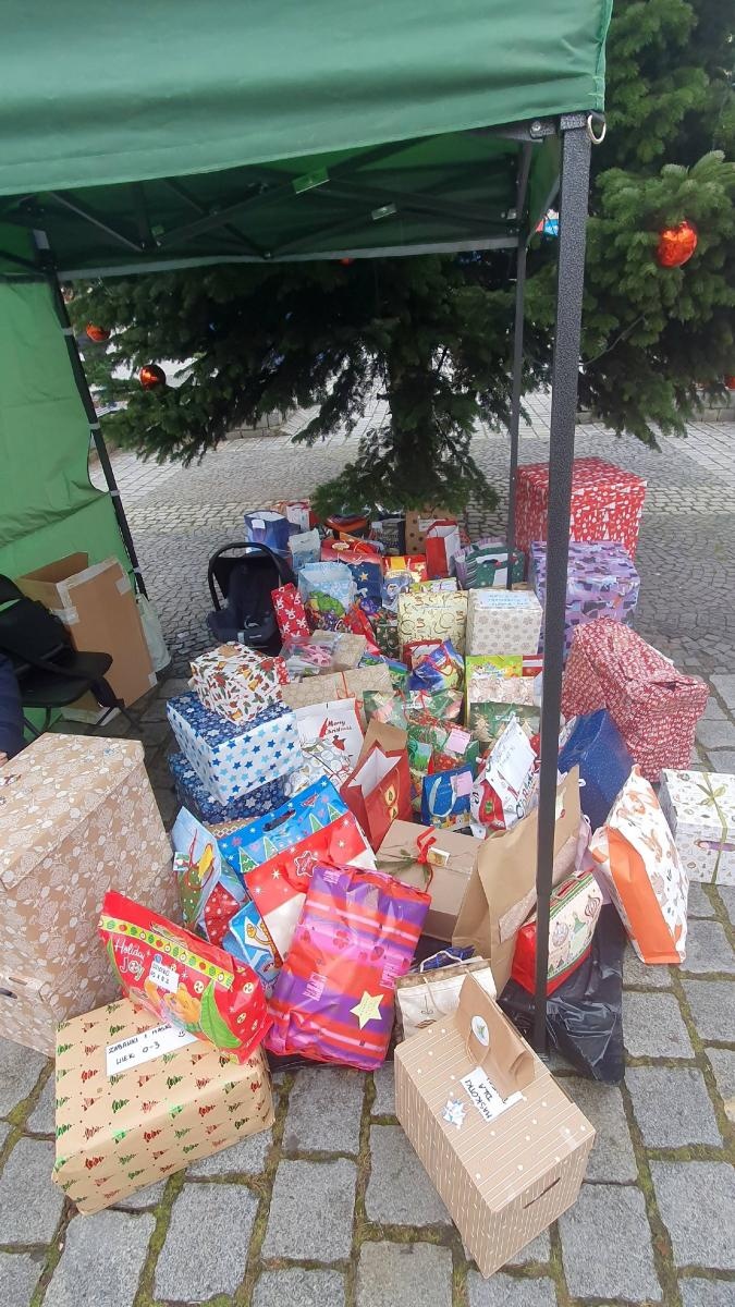 Zdjęcie w galerii na portalu naszraciborz.pl: Podaj prezent. Ponad dwieście paczek w Raciborzu wiadomości z regionu
