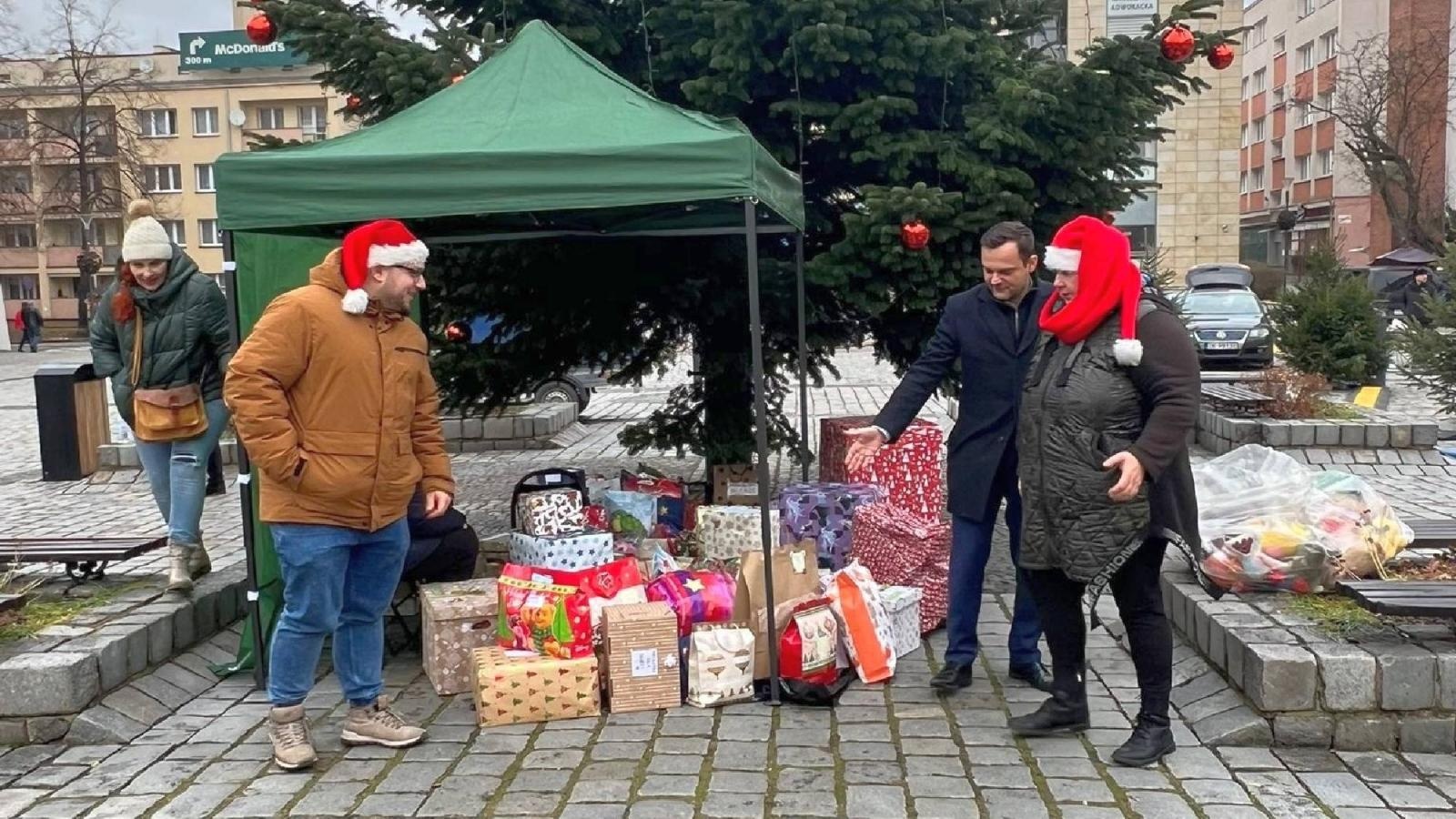 Zdjęcie w galerii na portalu naszraciborz.pl: Podaj prezent. Ponad dwieście paczek w Raciborzu wiadomości z regionu