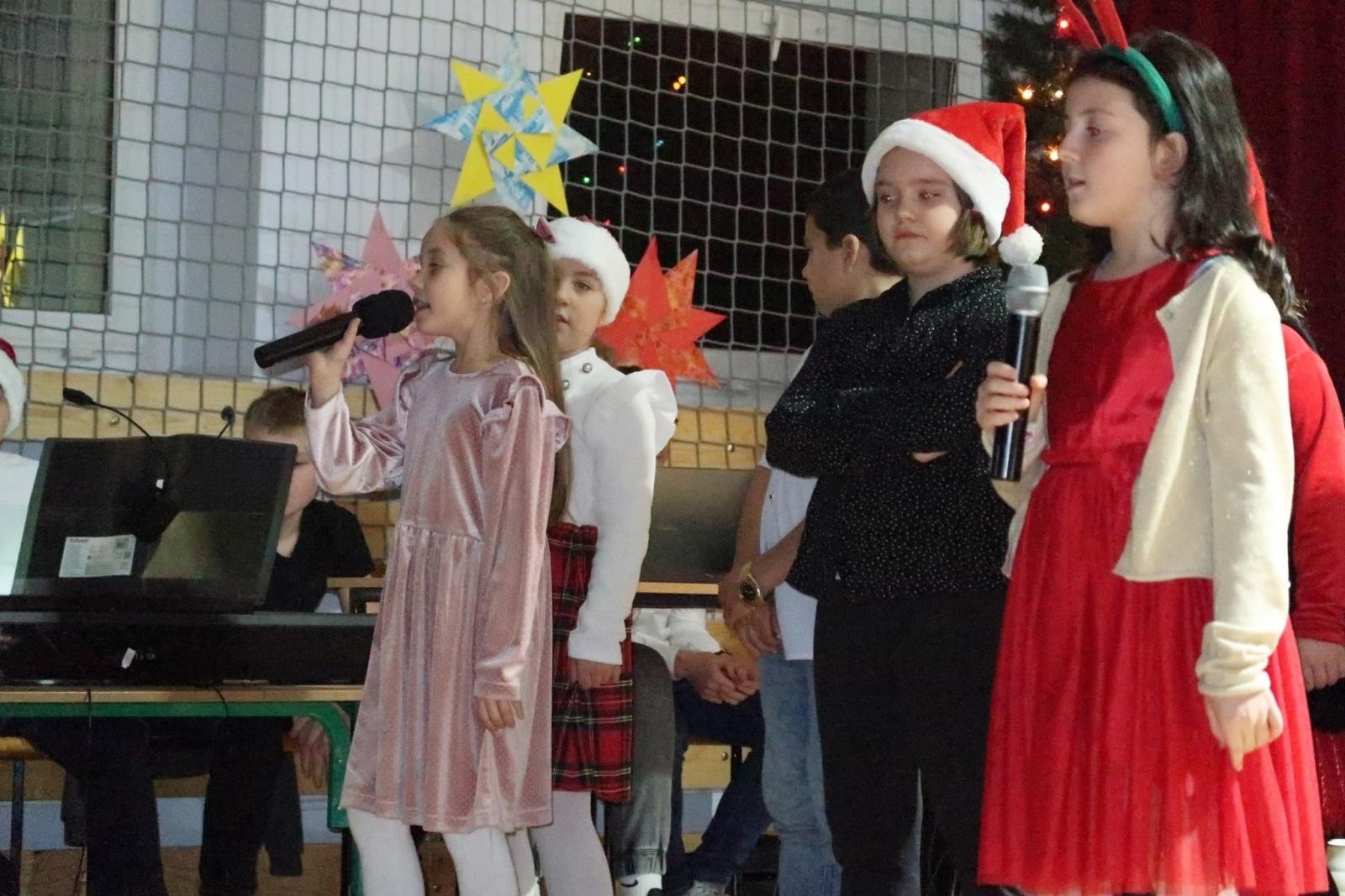 Zdjęcie w galerii na portalu naszraciborz.pl: Kiermasz bożonarodzeniowy na Płoni wiadomości z regionu