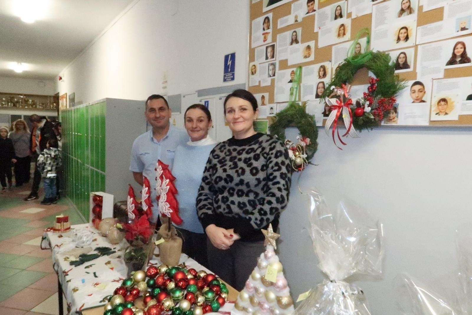 Zdjęcie w galerii na portalu naszraciborz.pl: Kiermasz bożonarodzeniowy na Płoni wiadomości z regionu