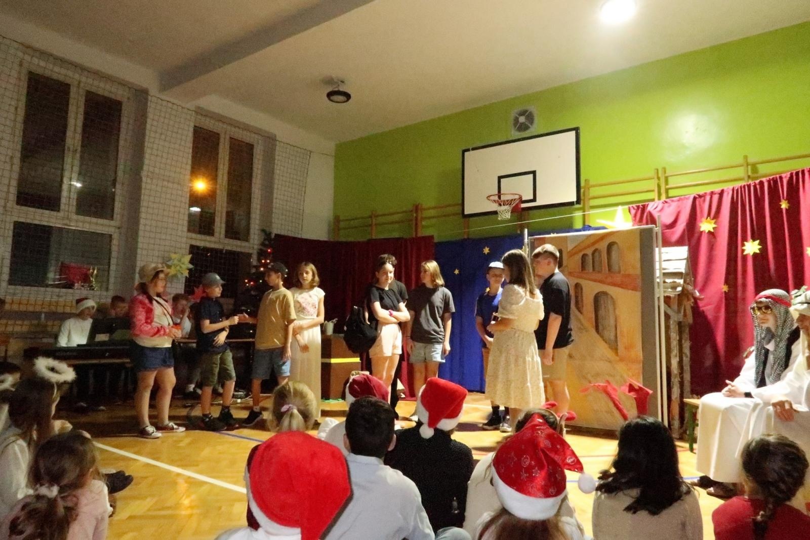 Zdjęcie w galerii na portalu naszraciborz.pl: Kiermasz bożonarodzeniowy na Płoni wiadomości z regionu