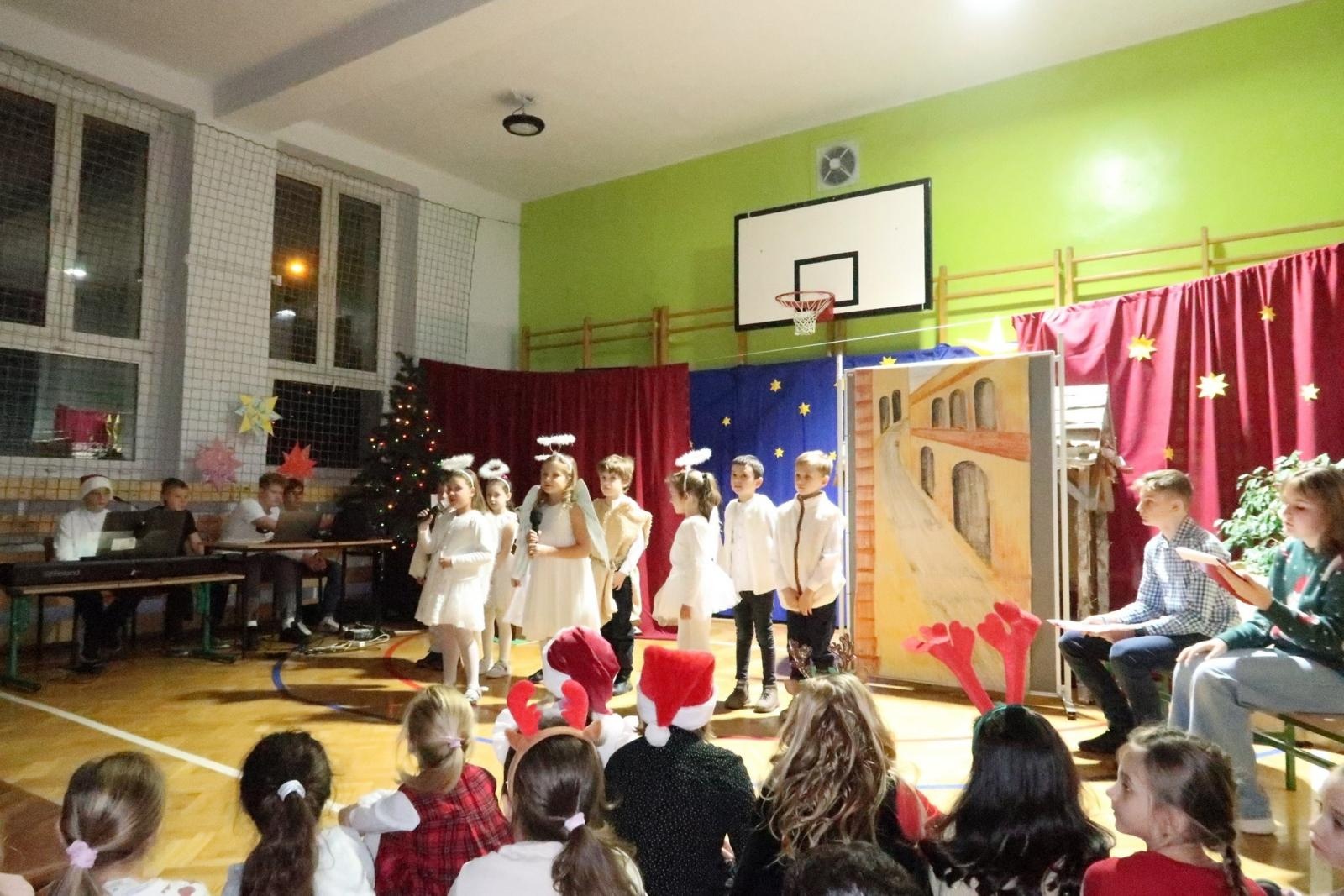 Zdjęcie w galerii na portalu naszraciborz.pl: Kiermasz bożonarodzeniowy na Płoni wiadomości z regionu