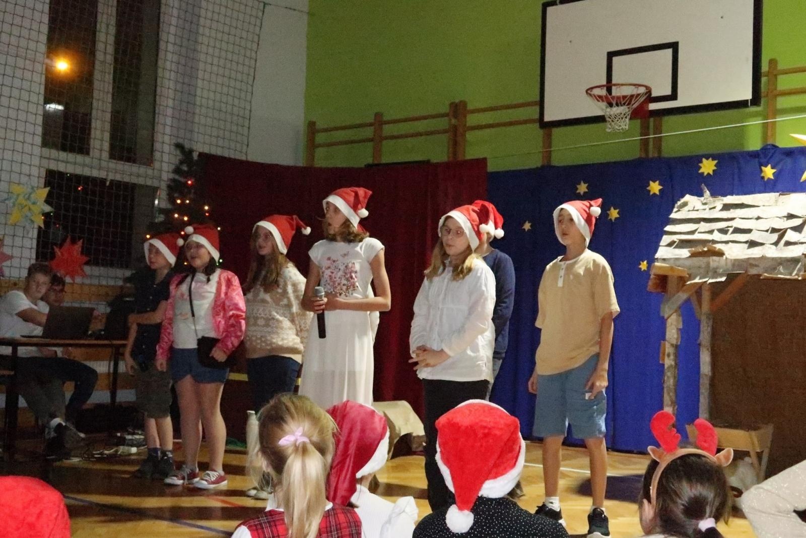 Zdjęcie w galerii na portalu naszraciborz.pl: Kiermasz bożonarodzeniowy na Płoni wiadomości z regionu