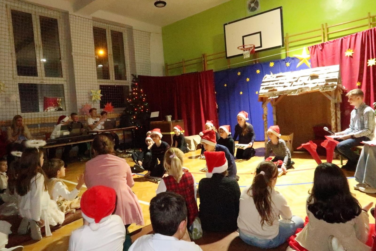 Zdjęcie w galerii na portalu naszraciborz.pl: Kiermasz bożonarodzeniowy na Płoni wiadomości z regionu