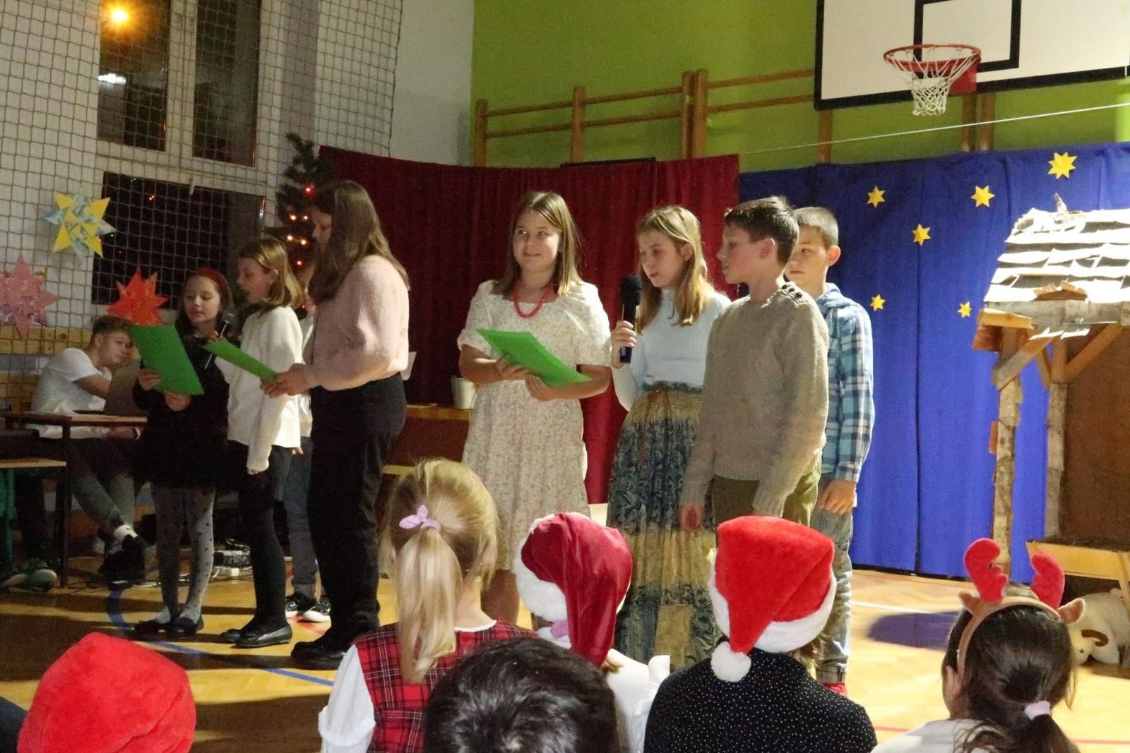 Zdjęcie w galerii na portalu naszraciborz.pl: Kiermasz bożonarodzeniowy na Płoni wiadomości z regionu