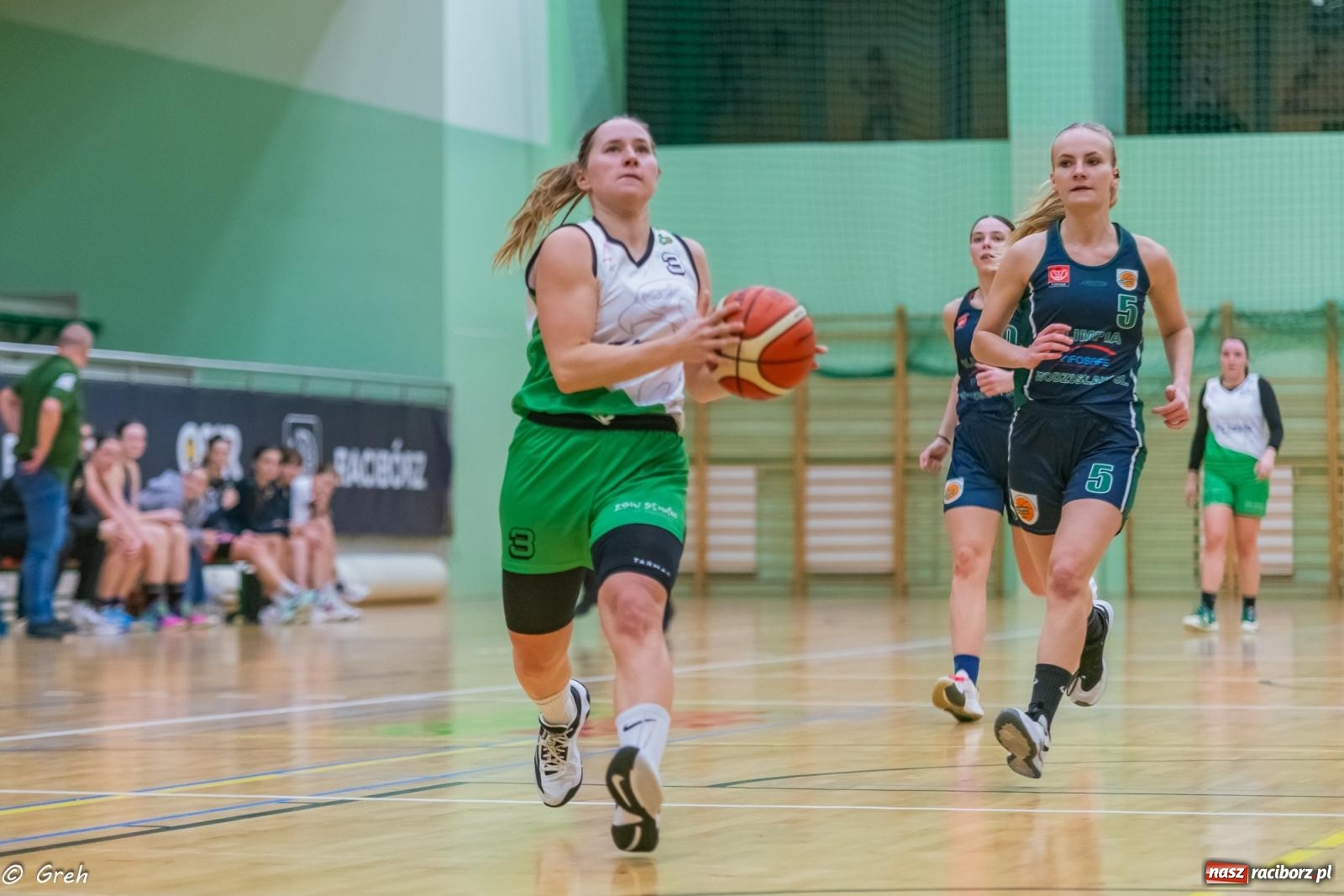 Zdjęcie w galerii na portalu naszraciborz.pl: Koszykówka. Walka do ostatniej syreny. Lider odrobinę lepszy [FOTO i WIDEO] wiadomości z regionu