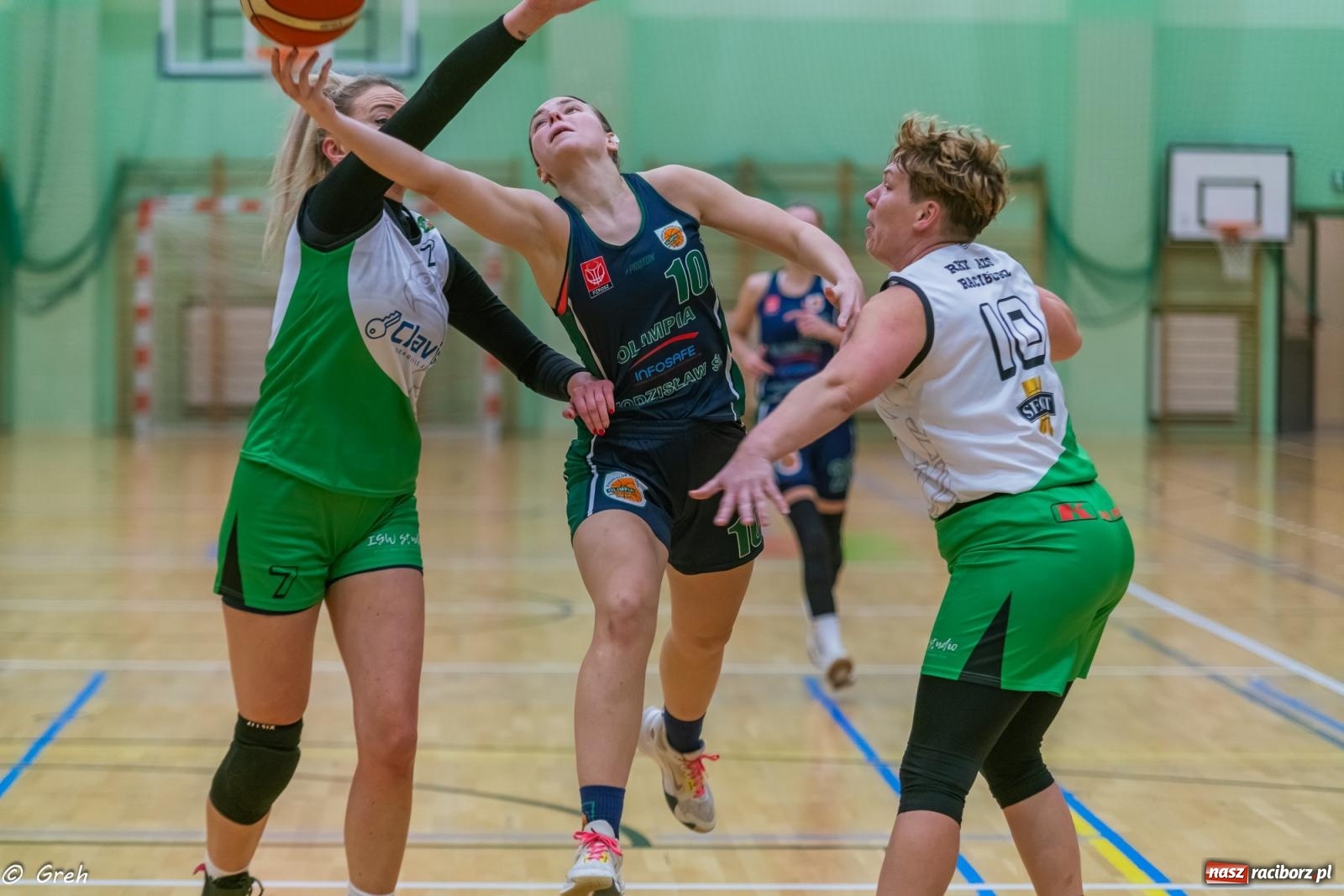Zdjęcie w galerii na portalu naszraciborz.pl: Koszykówka. Walka do ostatniej syreny. Lider odrobinę lepszy [FOTO i WIDEO] wiadomości z regionu