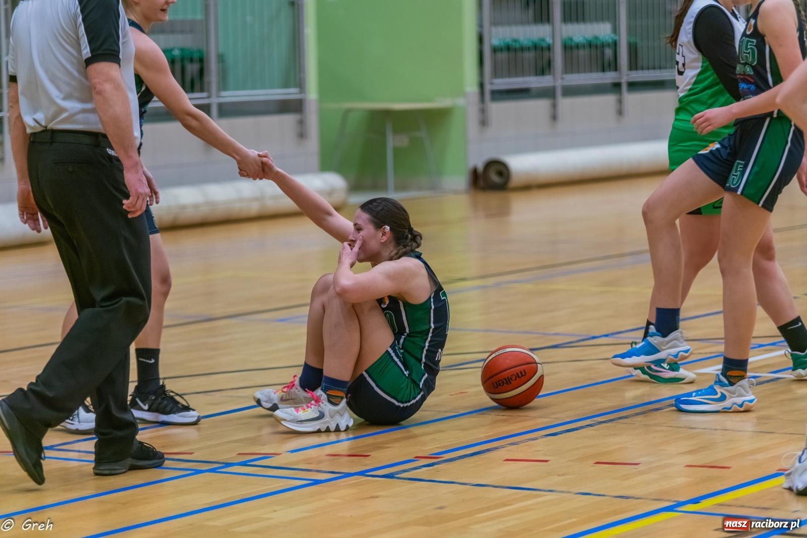Zdjęcie w galerii na portalu naszraciborz.pl: Koszykówka. Walka do ostatniej syreny. Lider odrobinę lepszy [FOTO i WIDEO] wiadomości z regionu