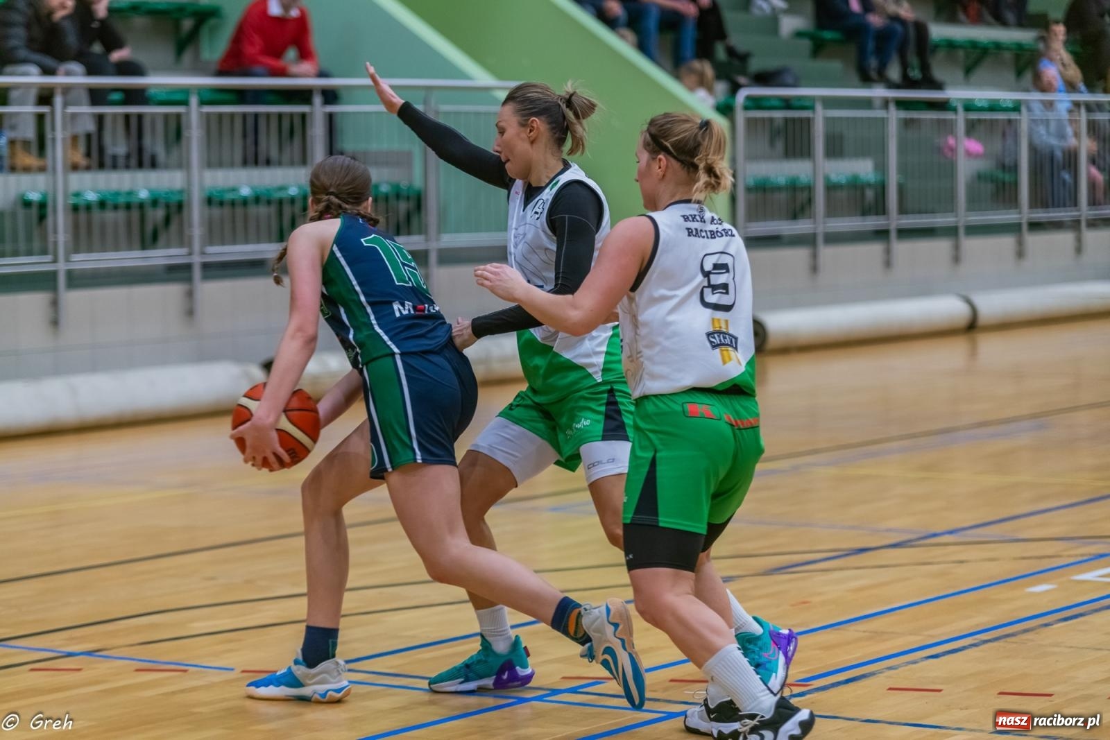 Zdjęcie w galerii na portalu naszraciborz.pl: Koszykówka. Walka do ostatniej syreny. Lider odrobinę lepszy [FOTO i WIDEO] wiadomości z regionu