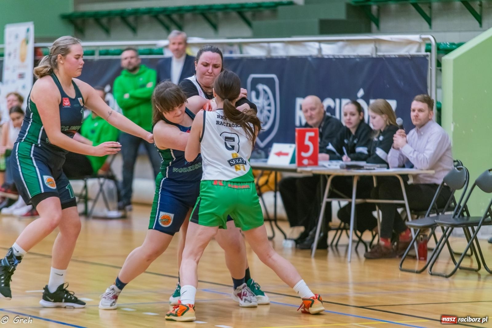 Zdjęcie w galerii na portalu naszraciborz.pl: Koszykówka. Walka do ostatniej syreny. Lider odrobinę lepszy [FOTO i WIDEO] wiadomości z regionu
