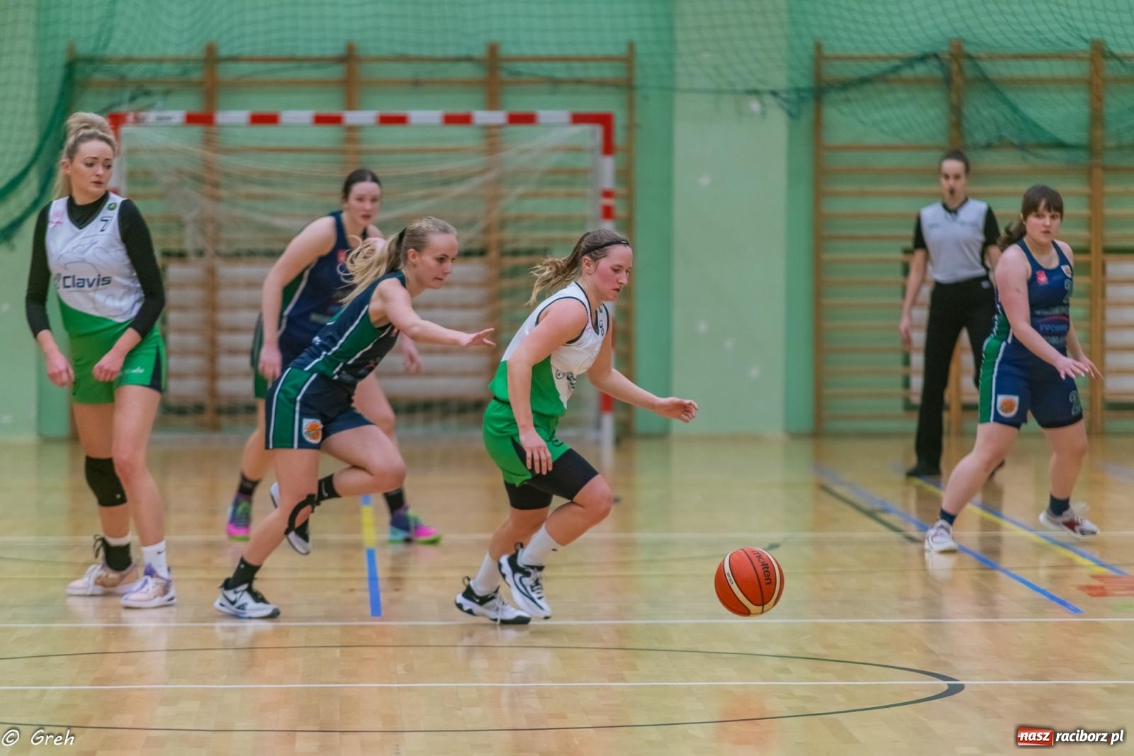 Zdjęcie w galerii na portalu naszraciborz.pl: Koszykówka. Walka do ostatniej syreny. Lider odrobinę lepszy [FOTO i WIDEO] wiadomości z regionu