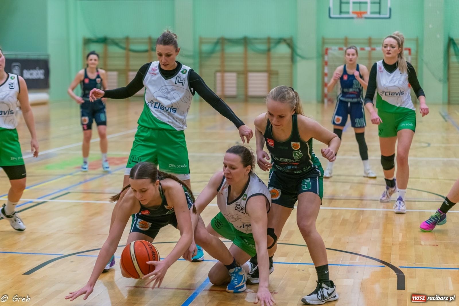 Zdjęcie w galerii na portalu naszraciborz.pl: Koszykówka. Walka do ostatniej syreny. Lider odrobinę lepszy [FOTO i WIDEO] wiadomości z regionu