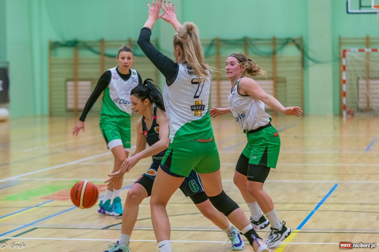 Zdjęcie w galerii na portalu naszraciborz.pl: Koszykówka. Walka do ostatniej syreny. Lider odrobinę lepszy [FOTO i WIDEO] wiadomości z regionu