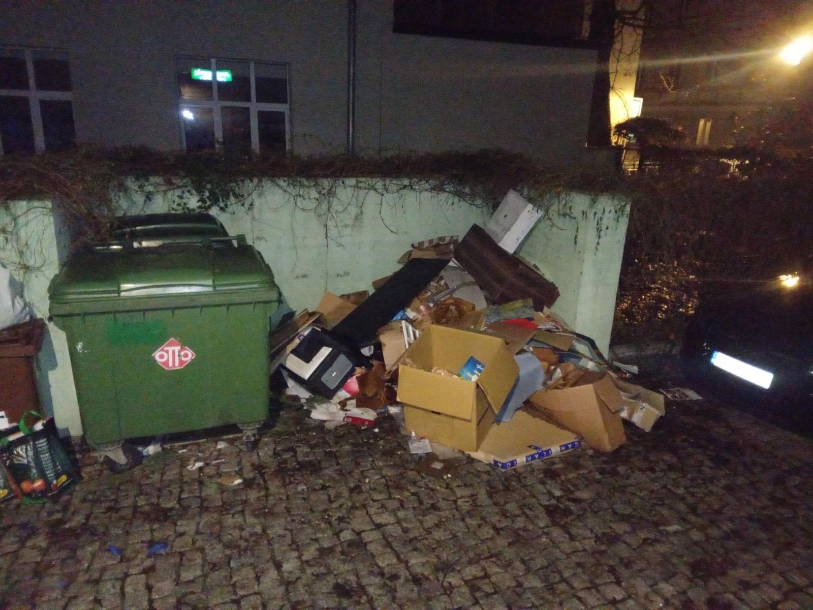 Zdjęcie w galerii na portalu naszraciborz.pl: Zasoby TMZR wylądowały na śmietniku. Internauci oburzeni wiadomości z regionu