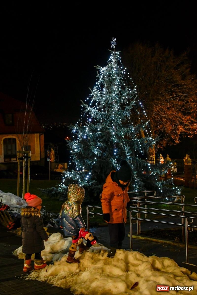 Zdjęcie w galerii na portalu naszraciborz.pl: Niedziela radości. W Brzeziu po raz pierwszy rozbłysła choinka [FOTO i WIDEO] wiadomości z regionu