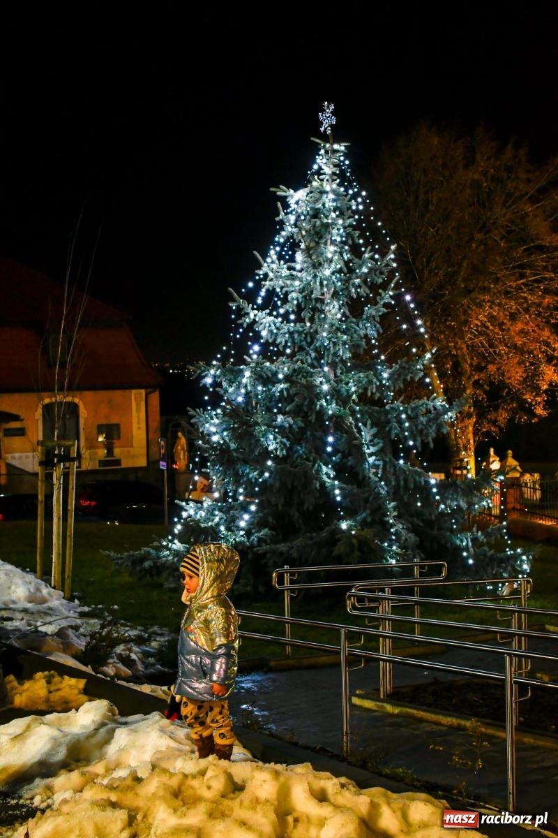 Zdjęcie w galerii na portalu naszraciborz.pl: Niedziela radości. W Brzeziu po raz pierwszy rozbłysła choinka [FOTO i WIDEO] wiadomości z regionu
