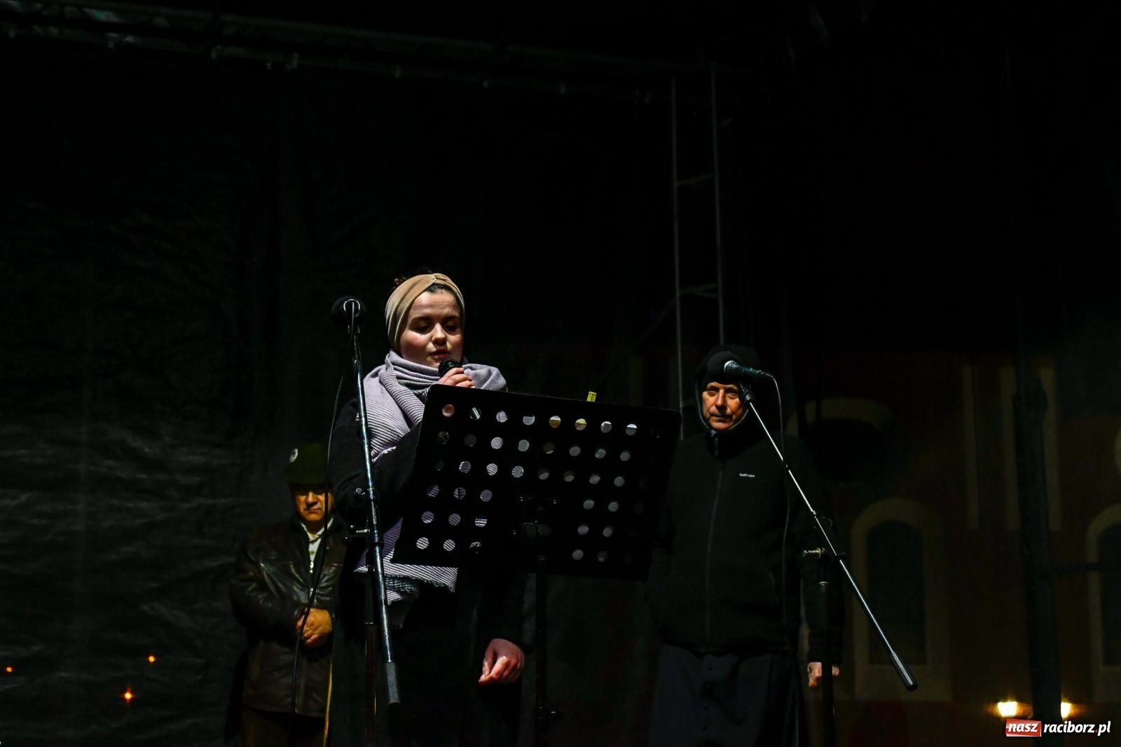 Zdjęcie w galerii na portalu naszraciborz.pl: Niedziela radości. W Brzeziu po raz pierwszy rozbłysła choinka [FOTO i WIDEO] wiadomości z regionu