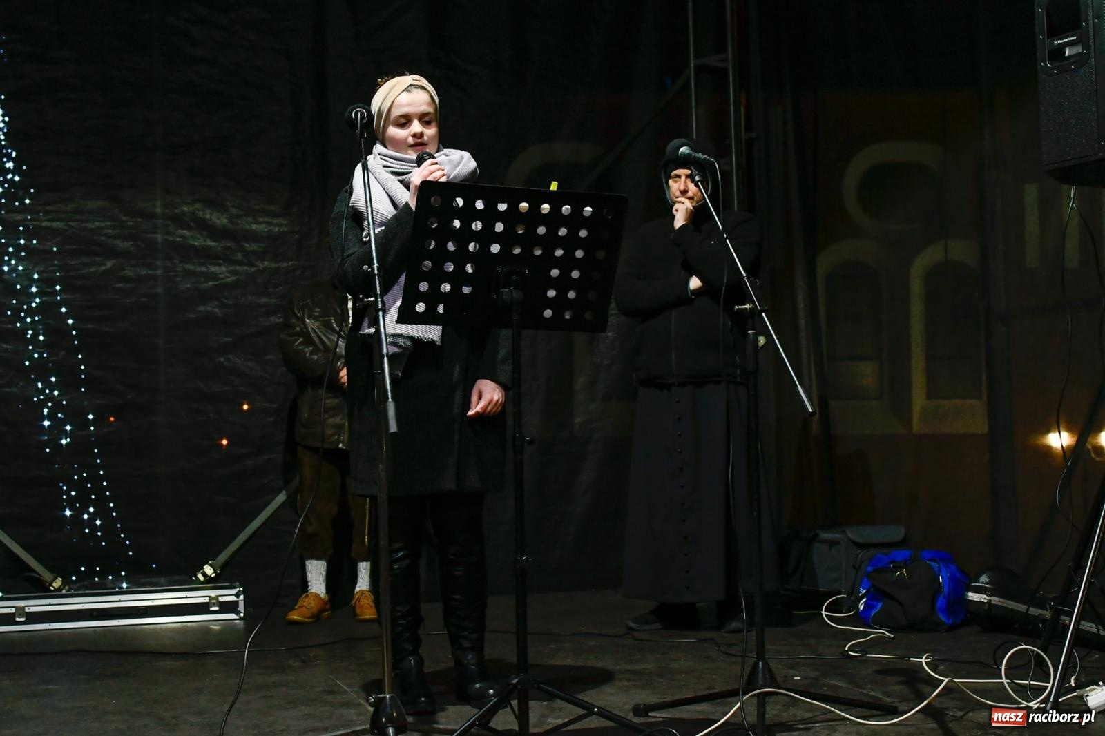 Zdjęcie w galerii na portalu naszraciborz.pl: Niedziela radości. W Brzeziu po raz pierwszy rozbłysła choinka [FOTO i WIDEO] wiadomości z regionu