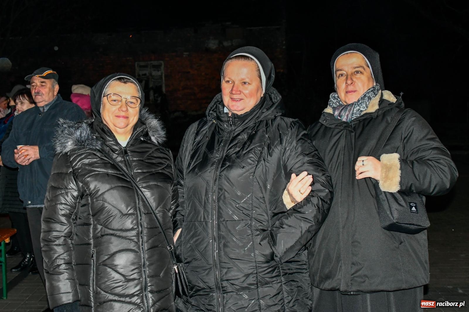Zdjęcie w galerii na portalu naszraciborz.pl: Niedziela radości. W Brzeziu po raz pierwszy rozbłysła choinka [FOTO i WIDEO] wiadomości z regionu
