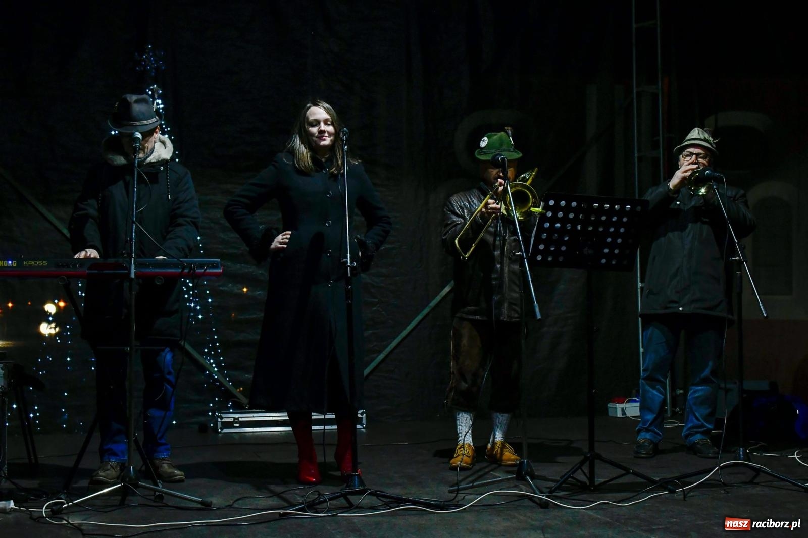 Zdjęcie w galerii na portalu naszraciborz.pl: Niedziela radości. W Brzeziu po raz pierwszy rozbłysła choinka [FOTO i WIDEO] wiadomości z regionu