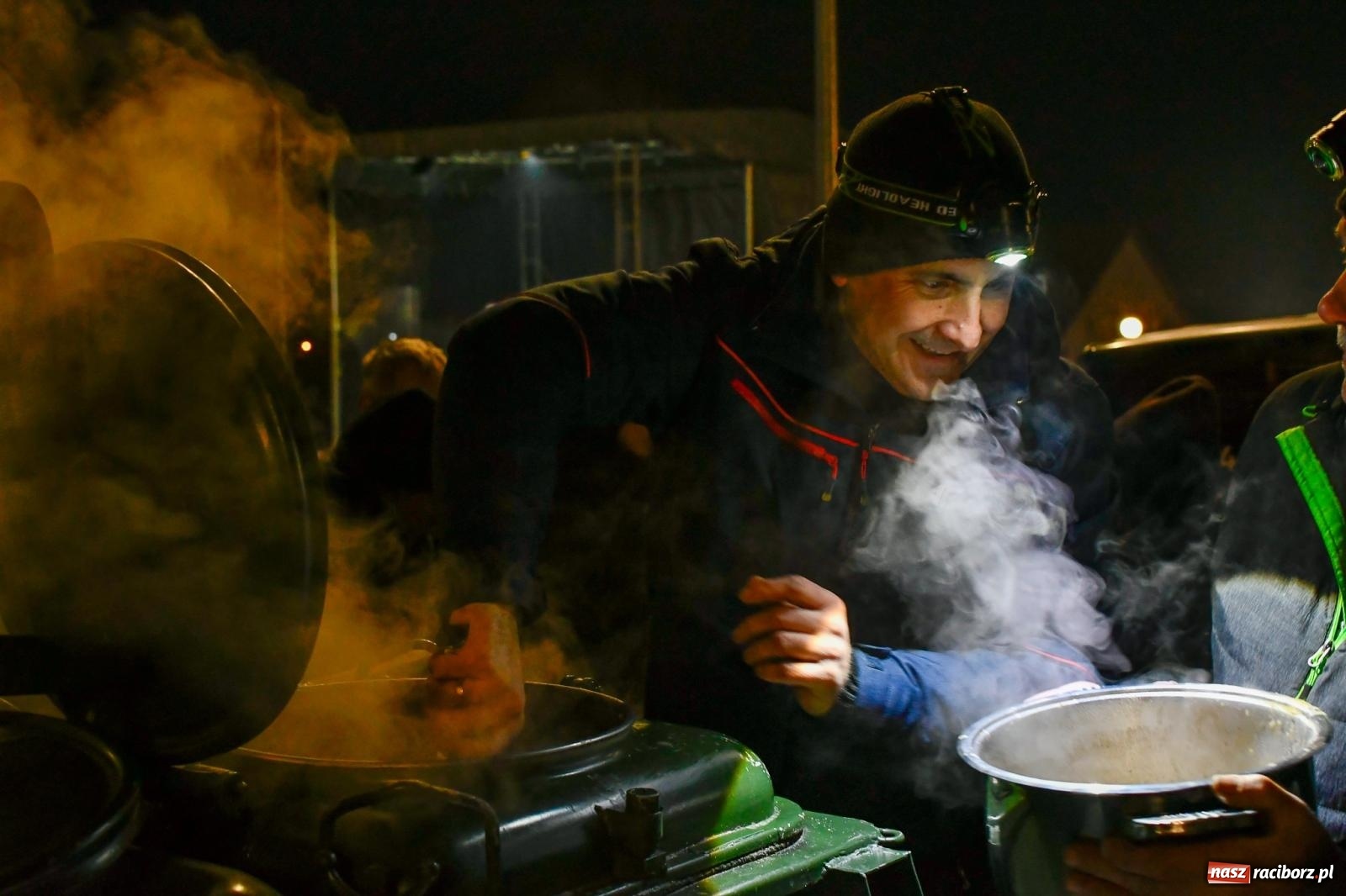 Zdjęcie w galerii na portalu naszraciborz.pl: Niedziela radości. W Brzeziu po raz pierwszy rozbłysła choinka [FOTO i WIDEO] wiadomości z regionu
