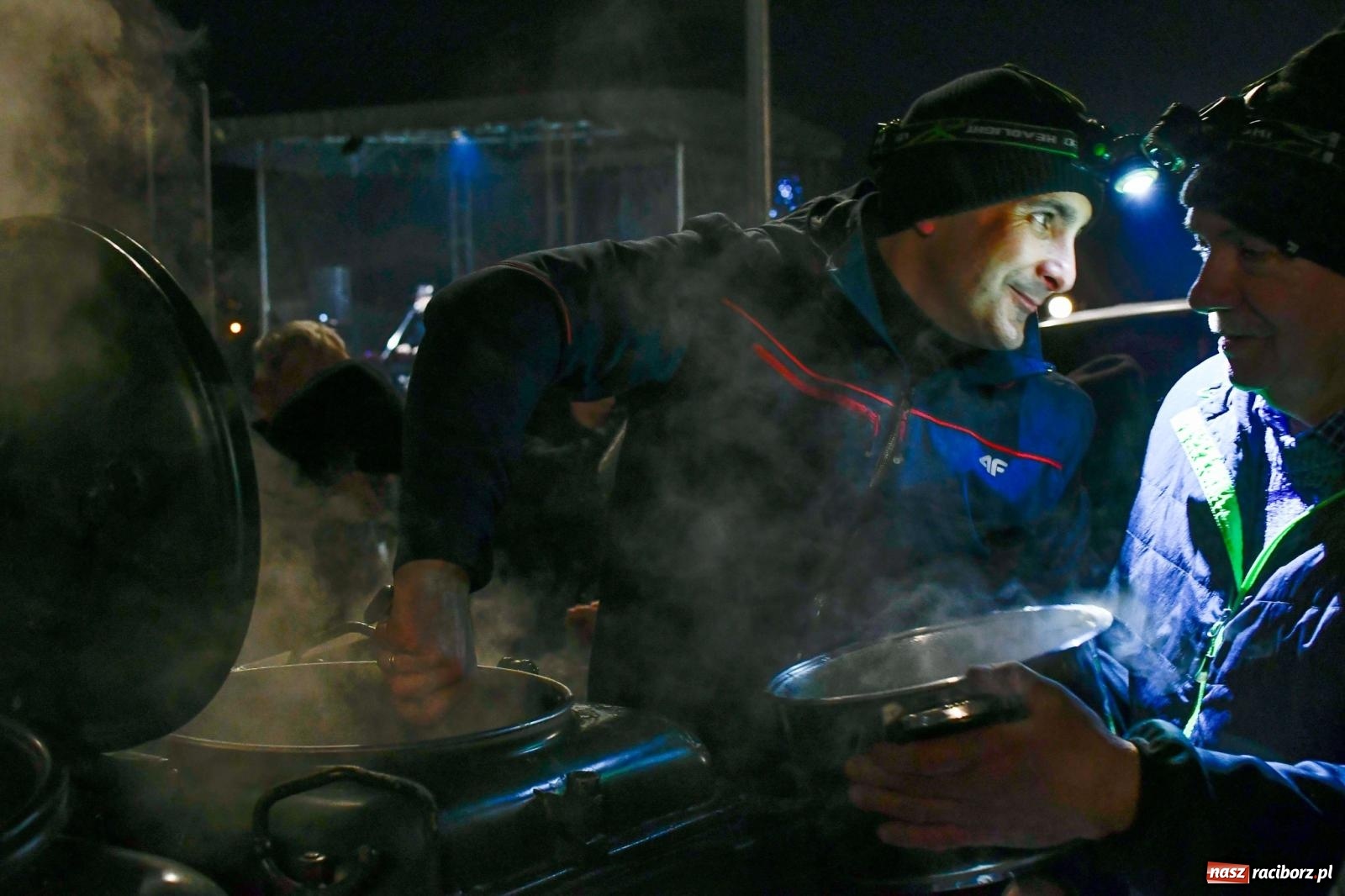 Zdjęcie w galerii na portalu naszraciborz.pl: Niedziela radości. W Brzeziu po raz pierwszy rozbłysła choinka [FOTO i WIDEO] wiadomości z regionu