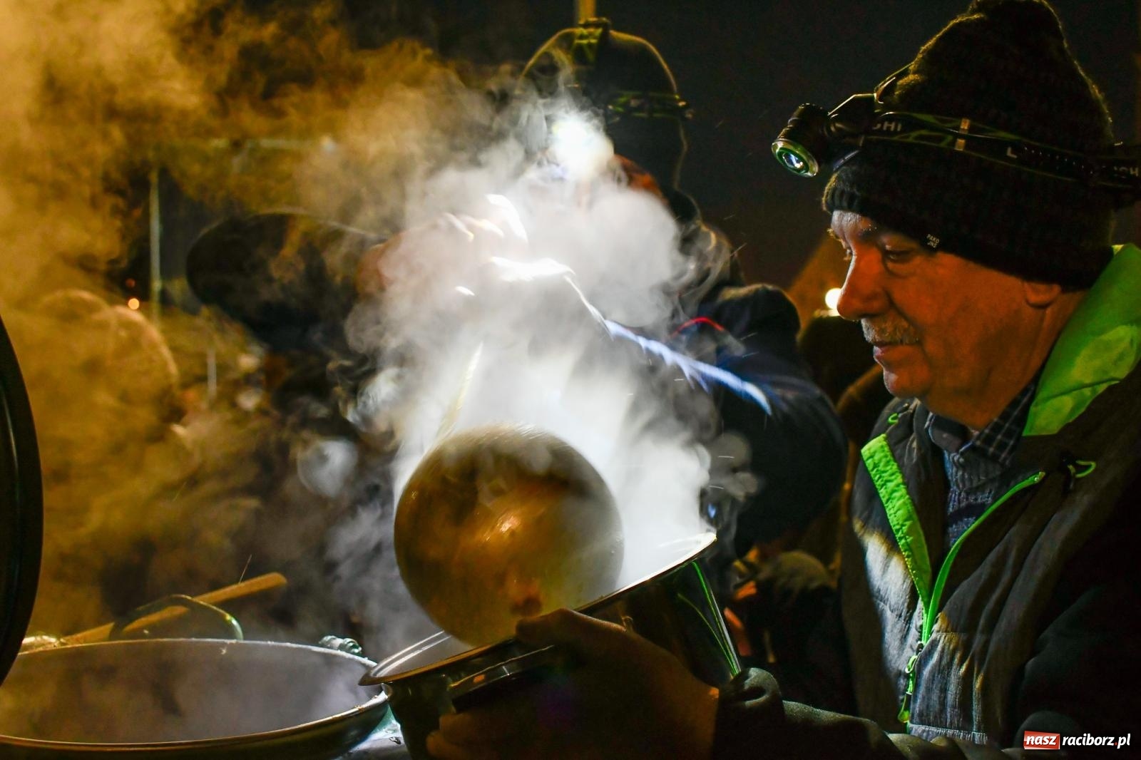 Zdjęcie w galerii na portalu naszraciborz.pl: Niedziela radości. W Brzeziu po raz pierwszy rozbłysła choinka [FOTO i WIDEO] wiadomości z regionu