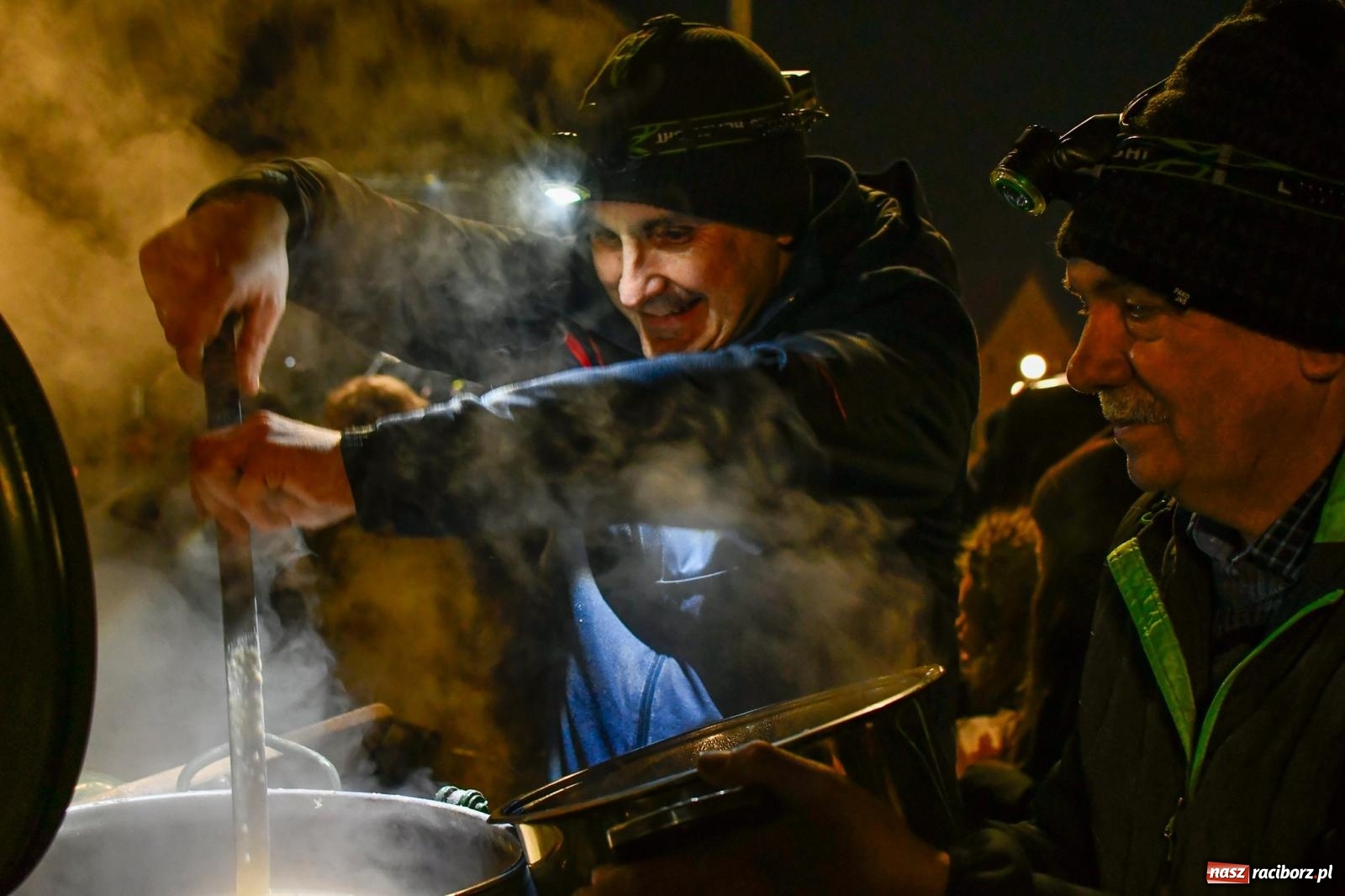 Zdjęcie w galerii na portalu naszraciborz.pl: Niedziela radości. W Brzeziu po raz pierwszy rozbłysła choinka [FOTO i WIDEO] wiadomości z regionu